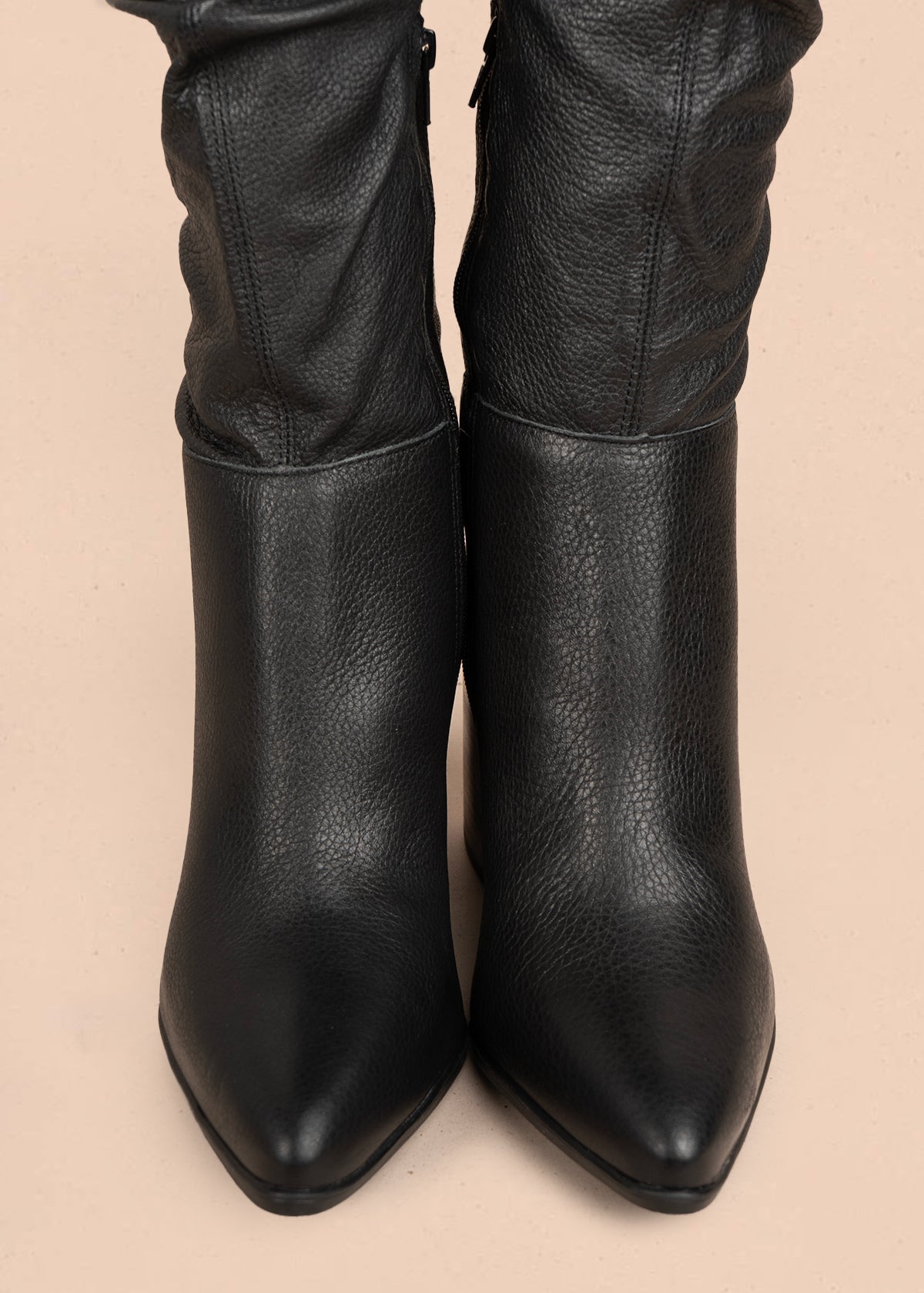 Bota en cuero color negro con bota alta y diseño arrugado 105942