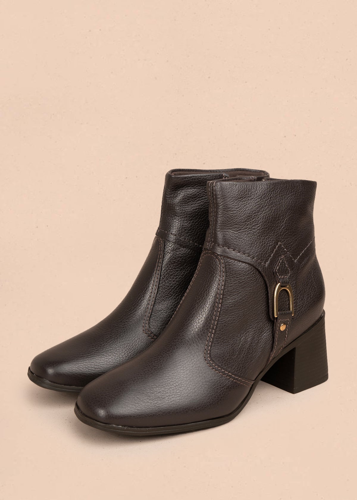 Bota en cuero color café con hebilla decorativa y acabado elegante 105943