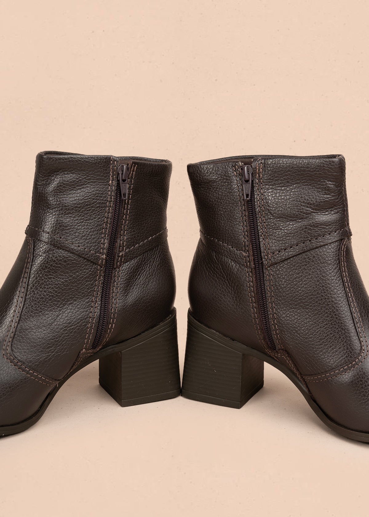 Bota en cuero color café con hebilla decorativa y acabado elegante 105943
