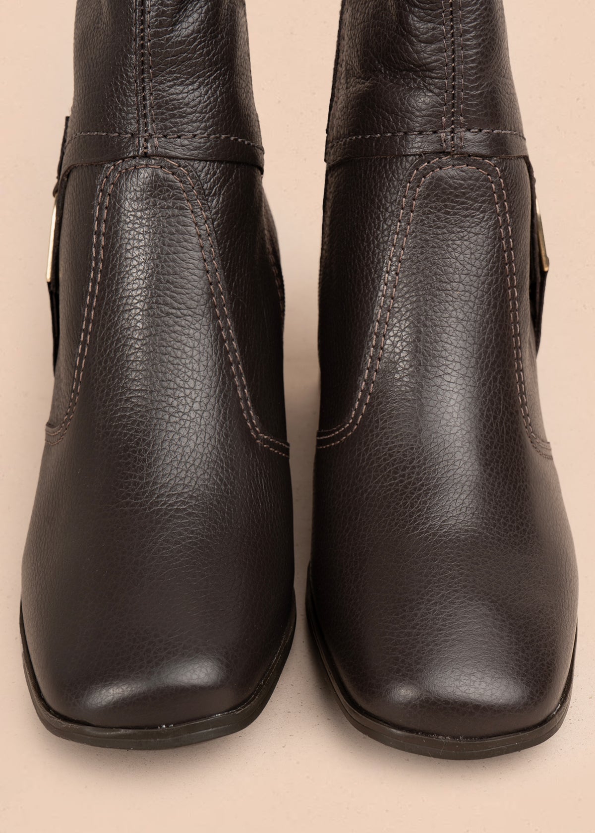 Bota en cuero color café con hebilla decorativa y acabado elegante 105943