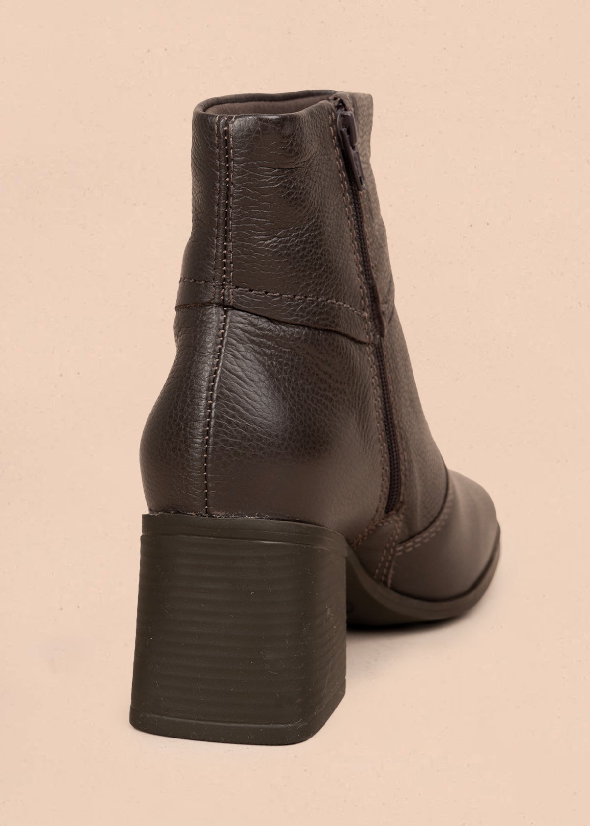 Bota en cuero color café con hebilla decorativa y acabado elegante 105943