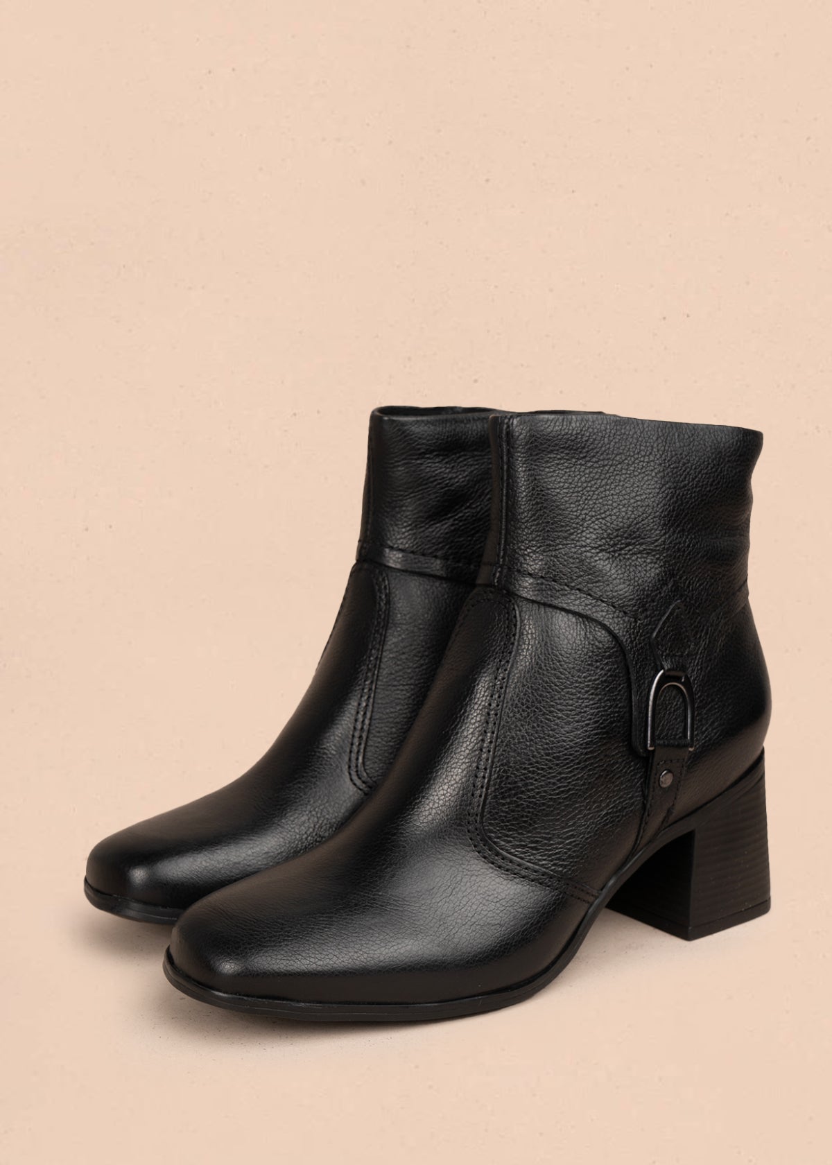 Bota en cuero color negro con hebilla decorativa y acabado elegante 105943