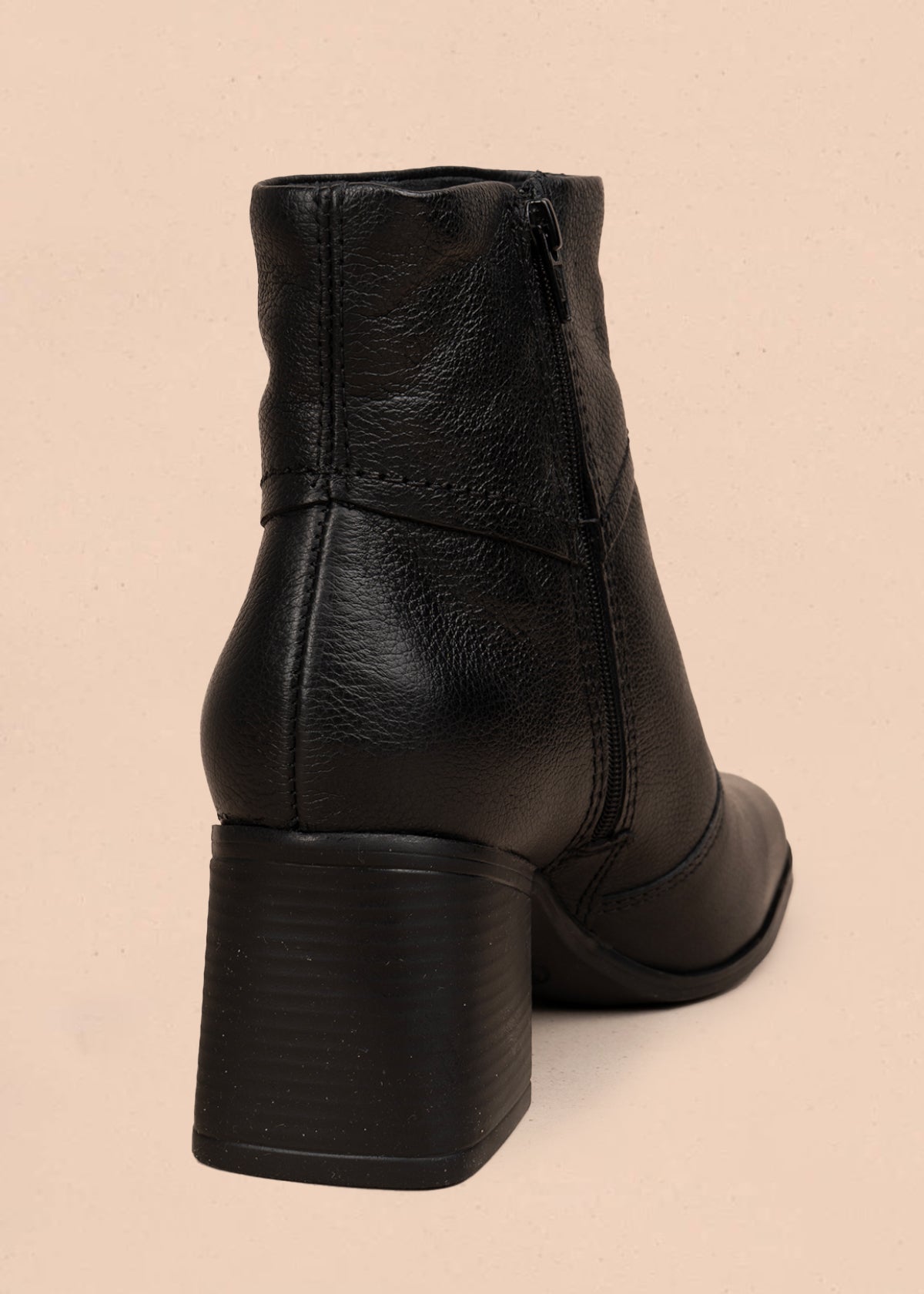 Bota en cuero color negro con hebilla decorativa y acabado elegante 105943