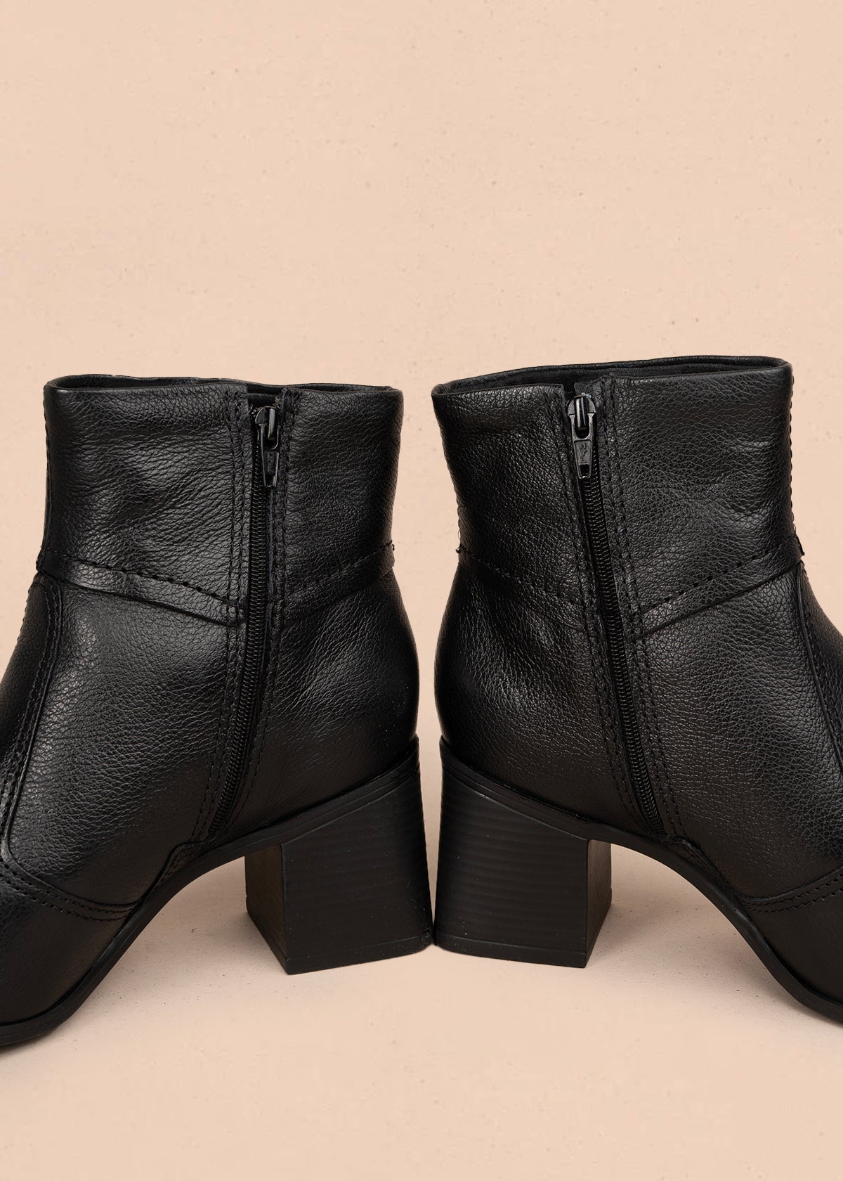 Bota en cuero color negro con hebilla decorativa y acabado elegante 105943