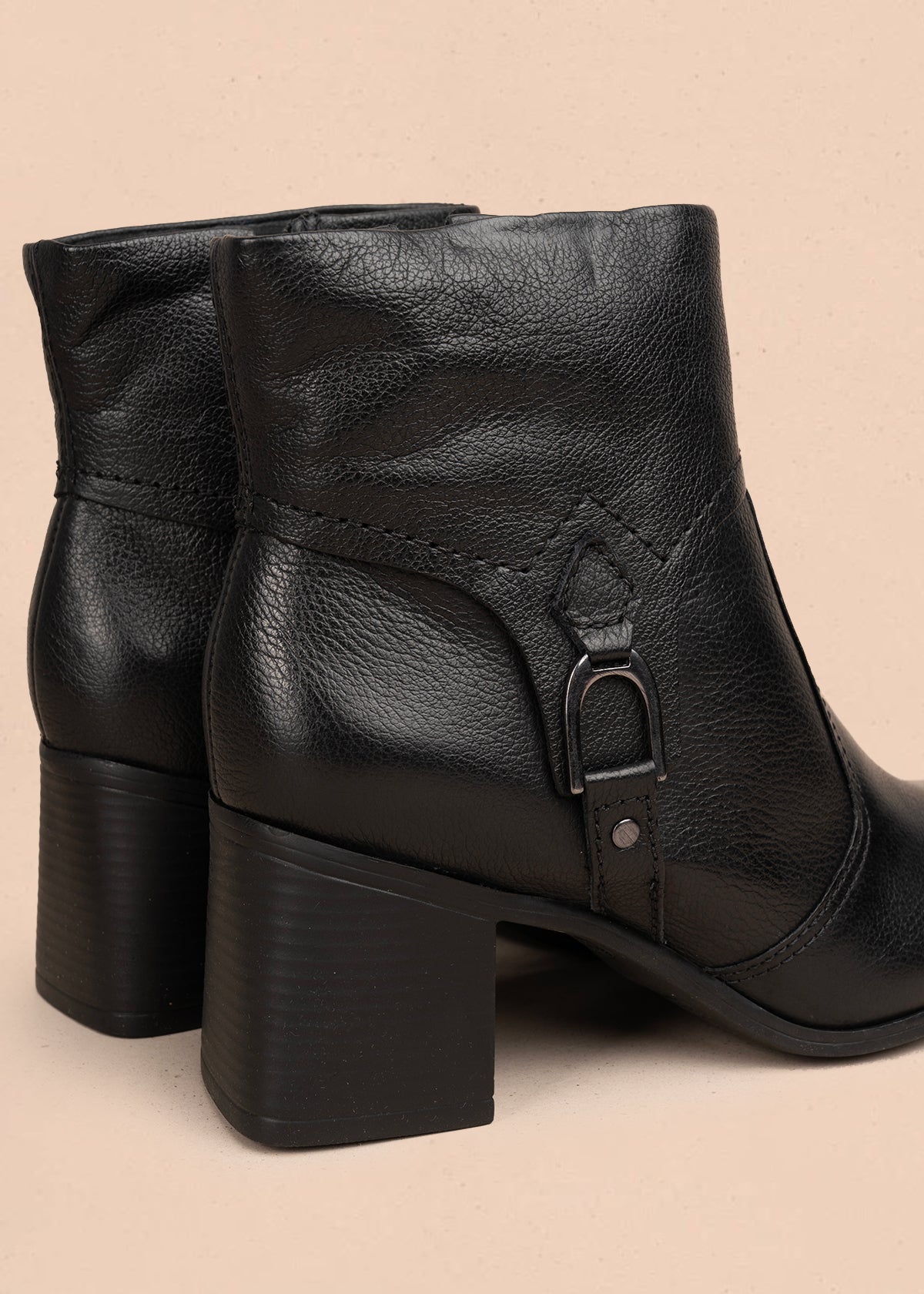 Bota en cuero color negro con hebilla decorativa y acabado elegante 105943
