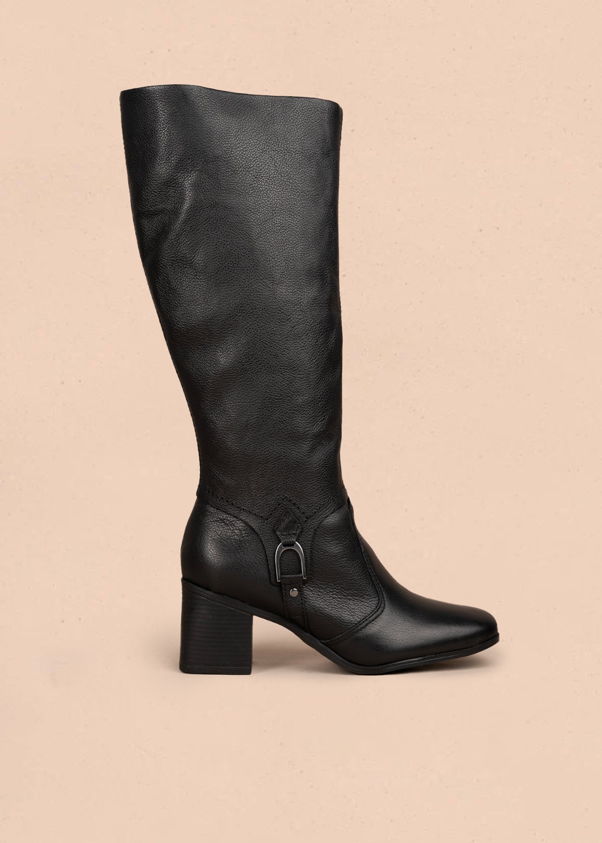 Bota en cuero color negro con diseño alto y acabado pulido 105944