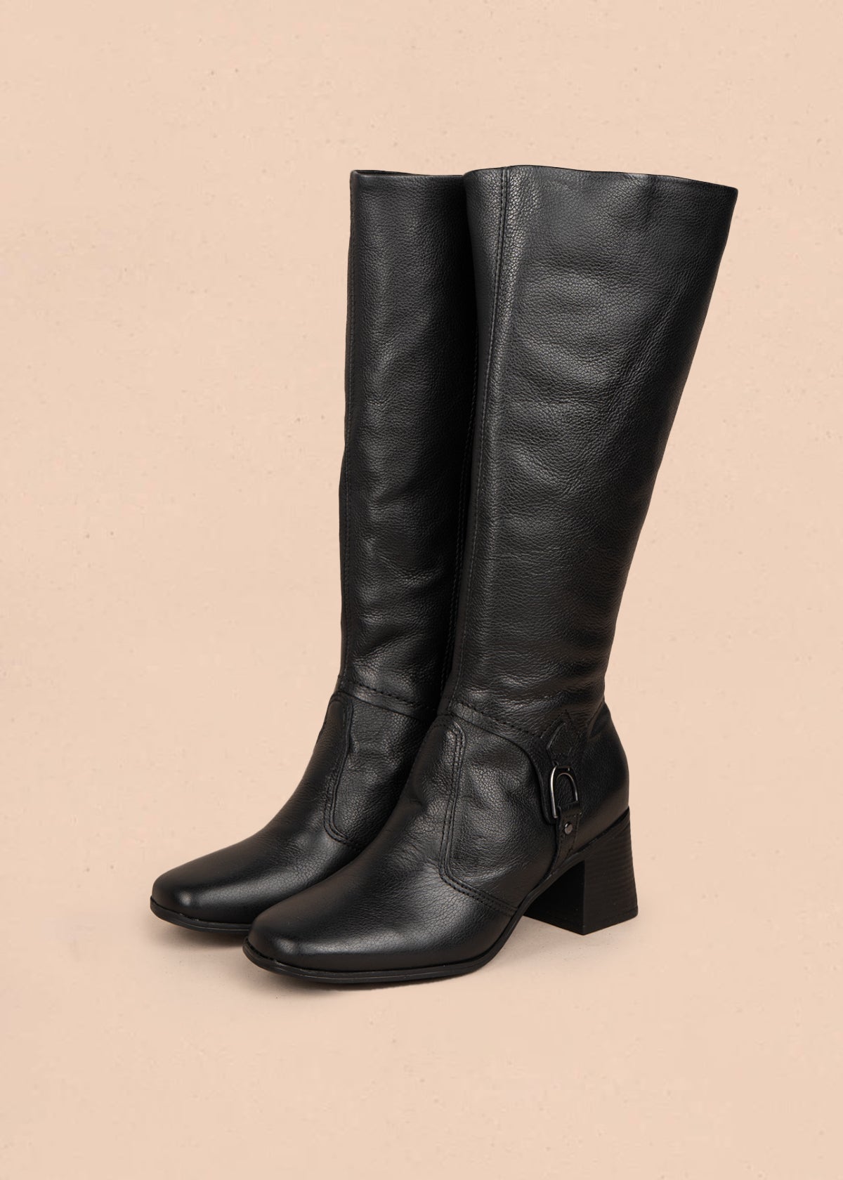 Bota en cuero color negro con diseño alto y acabado pulido 105944