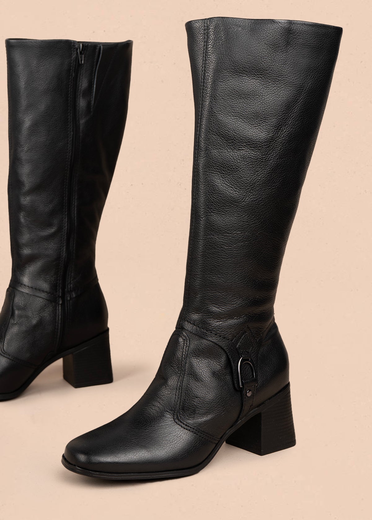 Bota en cuero color negro con diseño alto y acabado pulido 105944