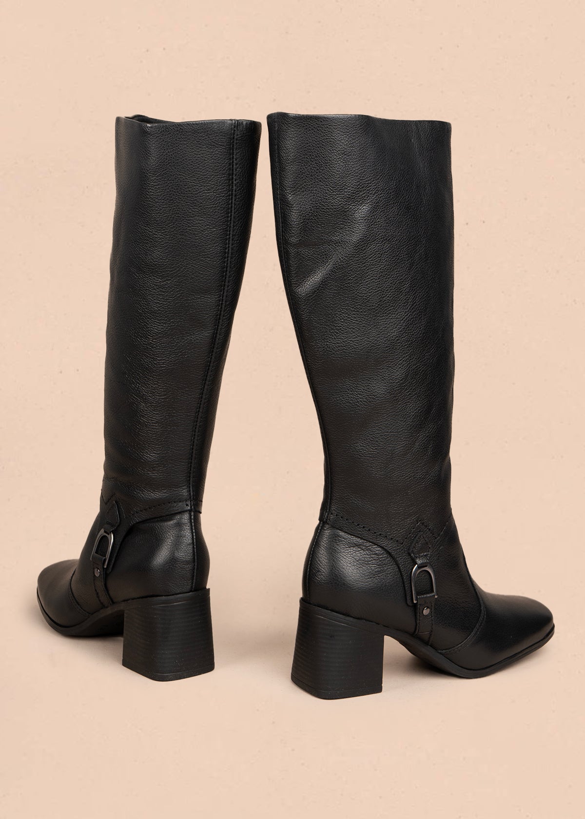 Bota en cuero color negro con diseño alto y acabado pulido 105944