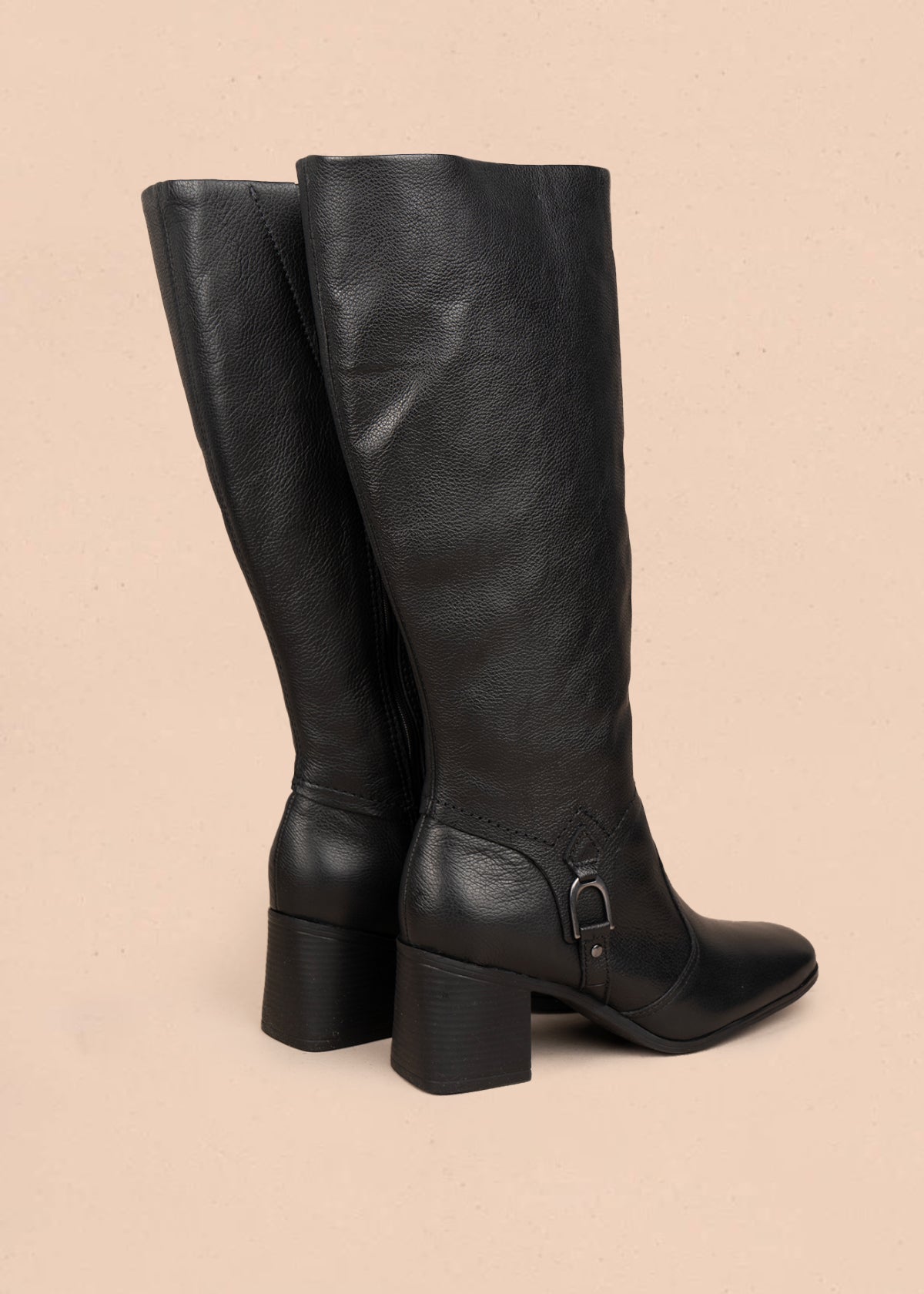 Bota en cuero color negro con diseño alto y acabado pulido 105944