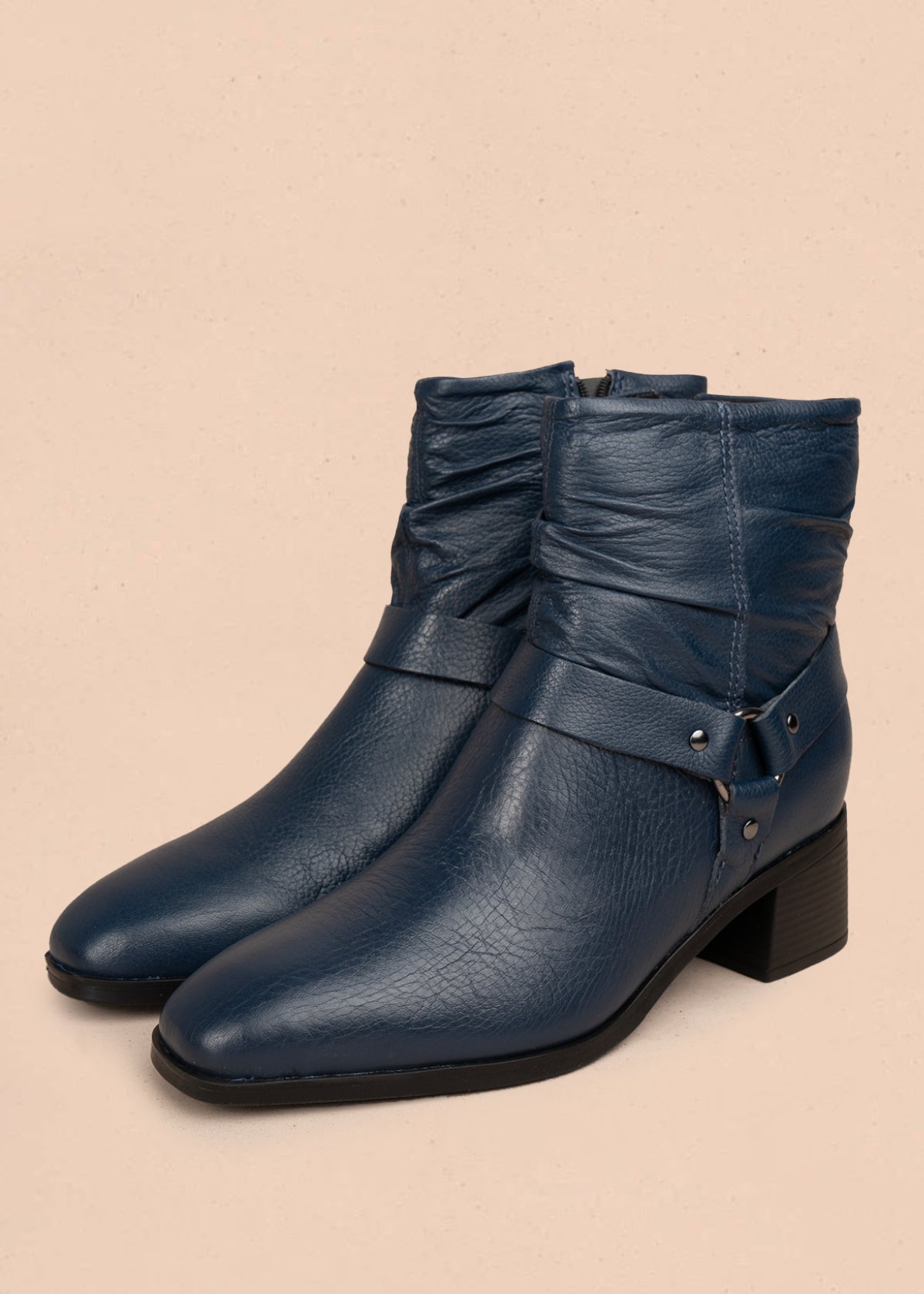 Bota en cuero color azul oscuro con efecto arrugado y detalles en metal 105945