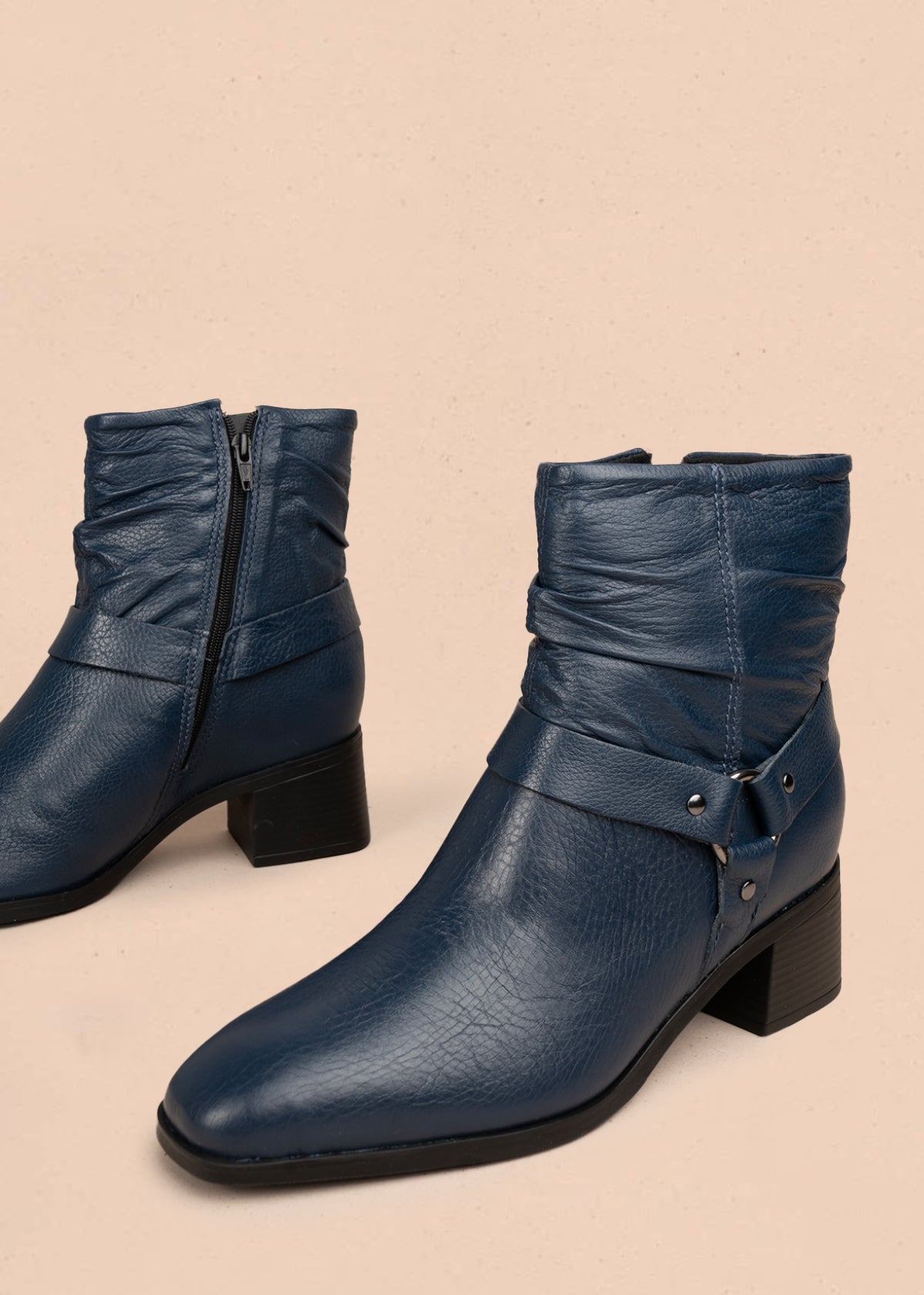 Bota en cuero color azul oscuro con efecto arrugado y detalles en metal 105945