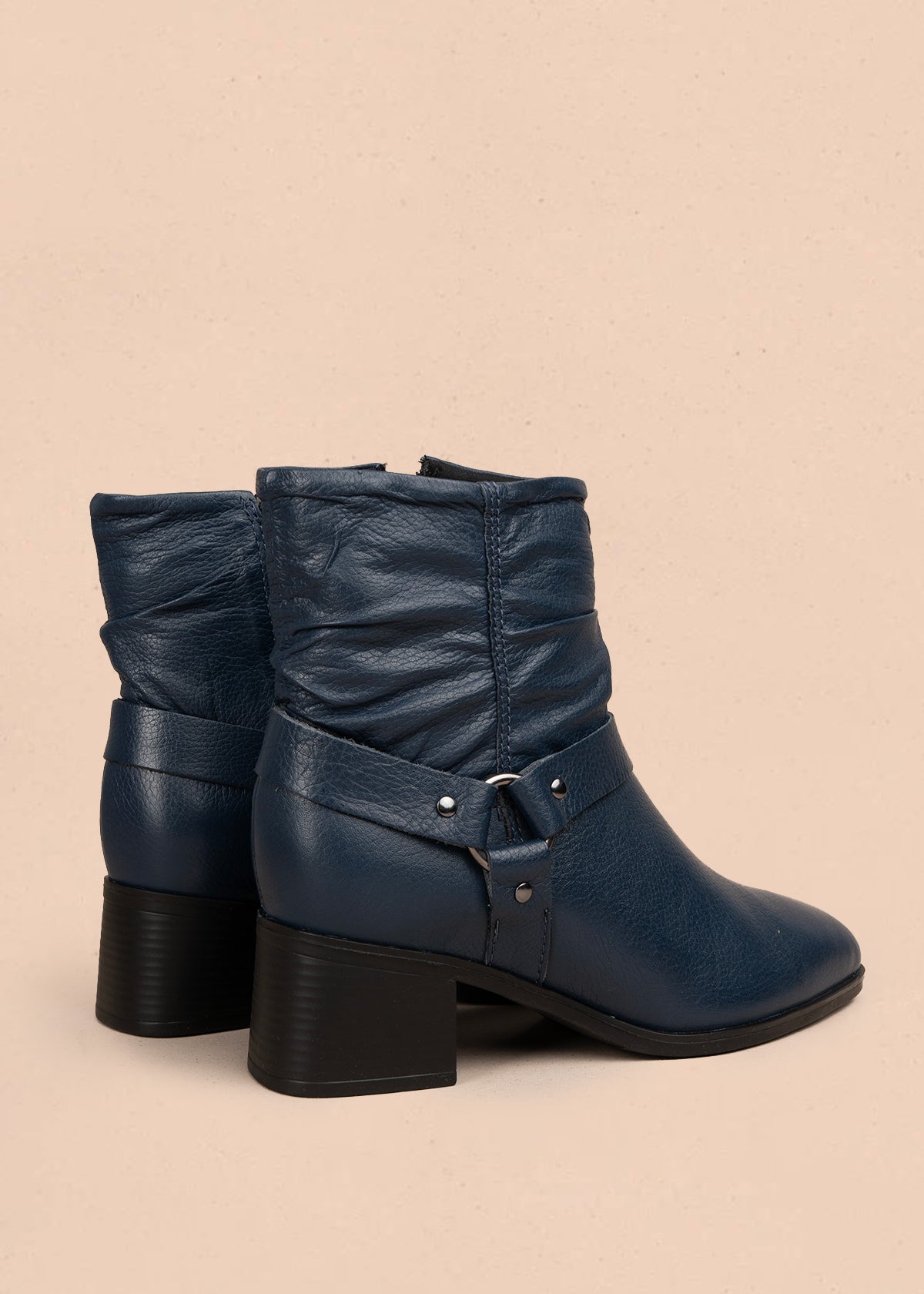 Bota en cuero color azul oscuro con efecto arrugado y detalles en metal 105945