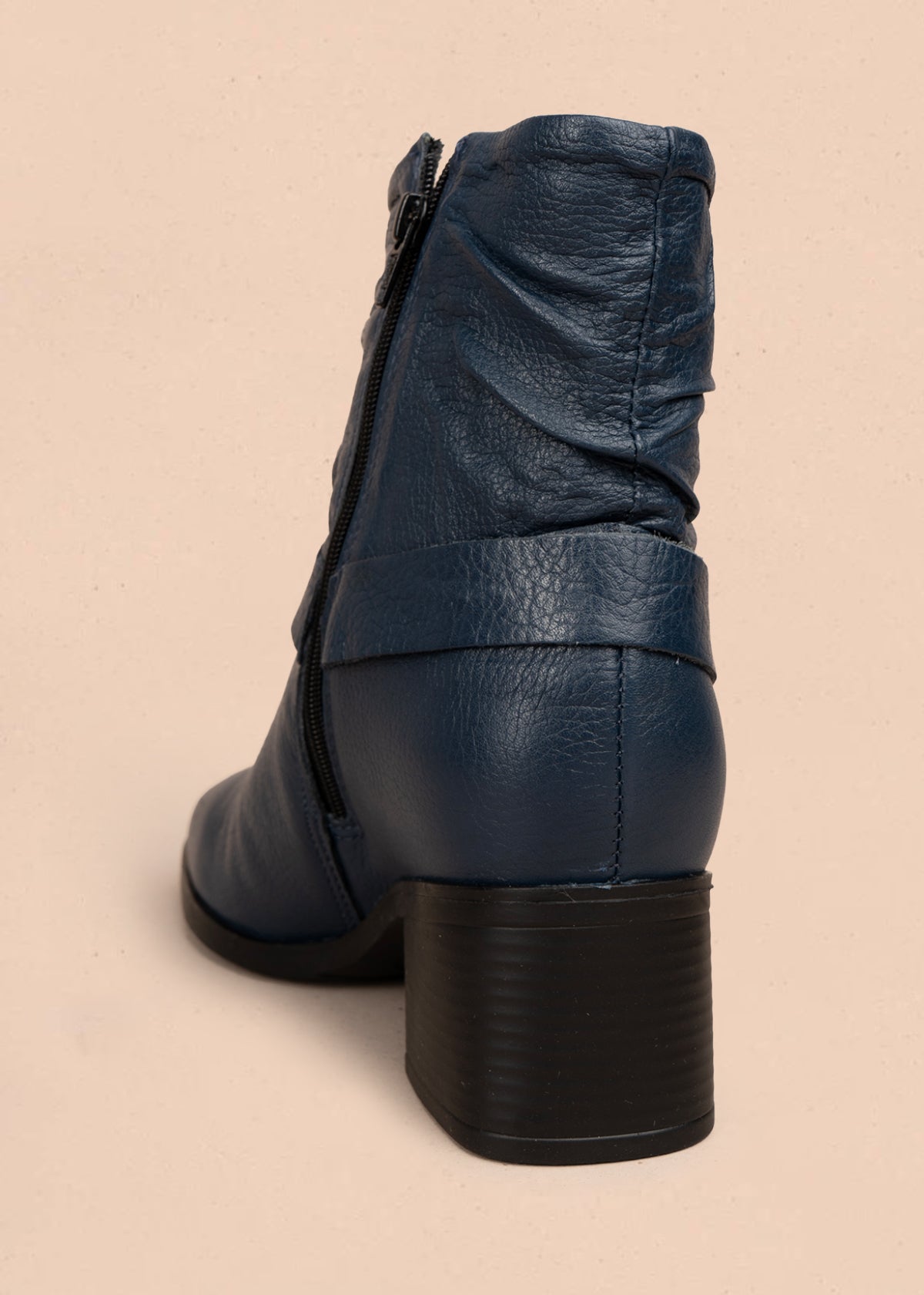 Bota en cuero color azul oscuro con efecto arrugado y detalles en metal 105945