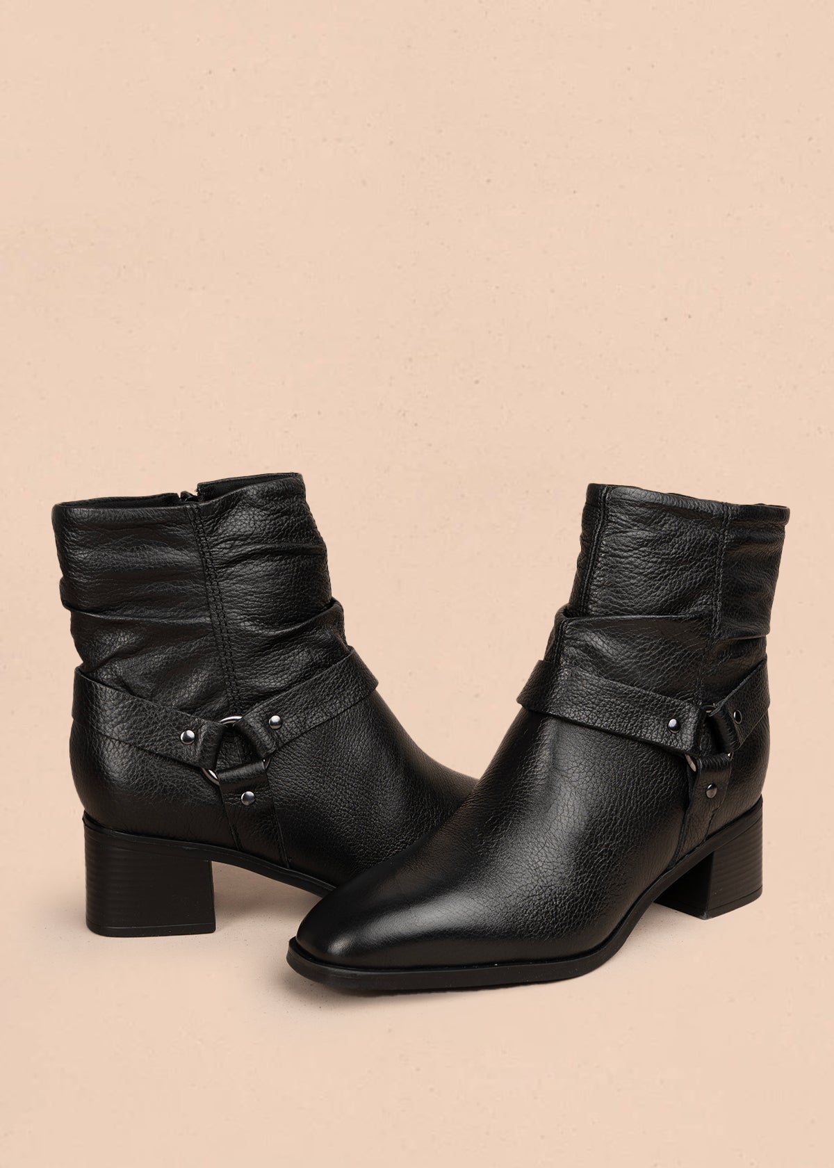 Bota en cuero color negro con efecto arrugado y detalles en metal 105945