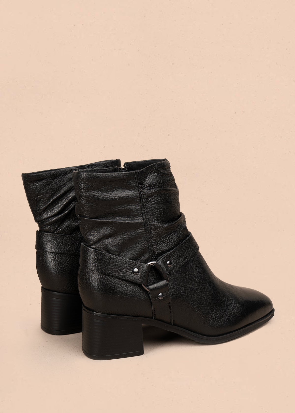 Bota en cuero color negro con efecto arrugado y detalles en metal 105945