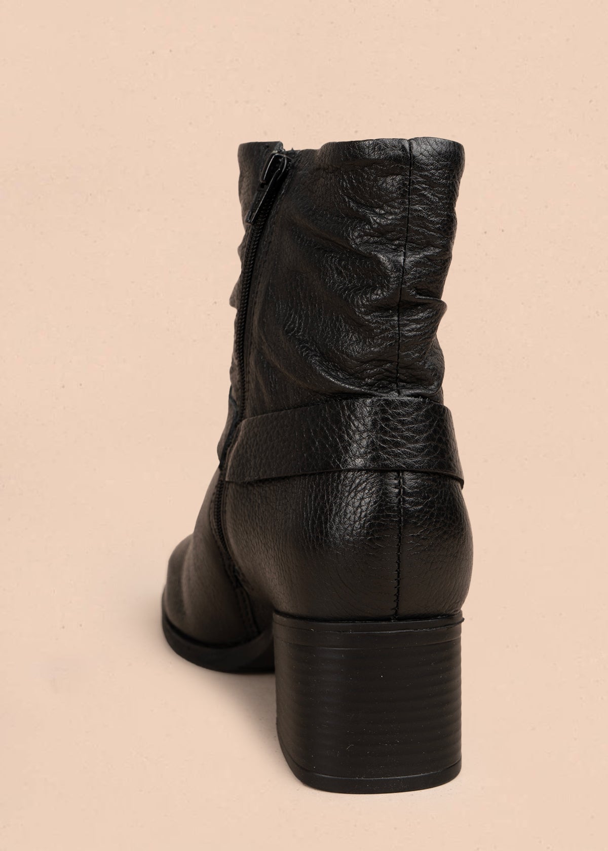 Bota en cuero color negro con efecto arrugado y detalles en metal 105945