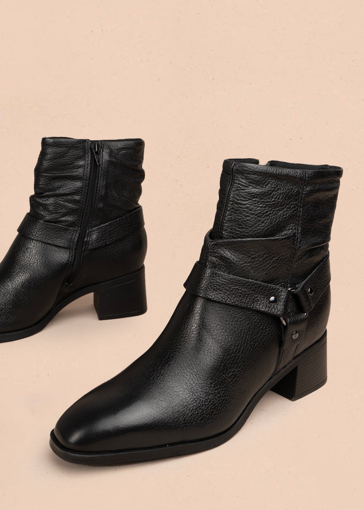 Bota en cuero color negro con efecto arrugado y detalles en metal 105945