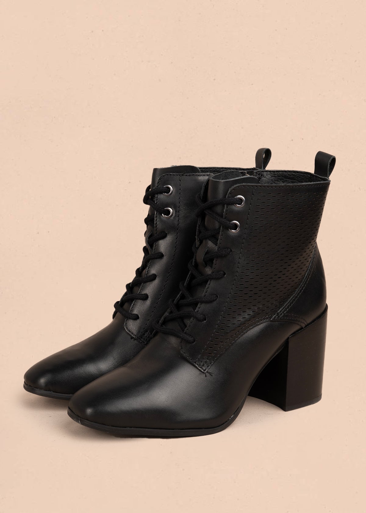 Bota en cuero color negro con tacón alto y diseño troquelado 105946