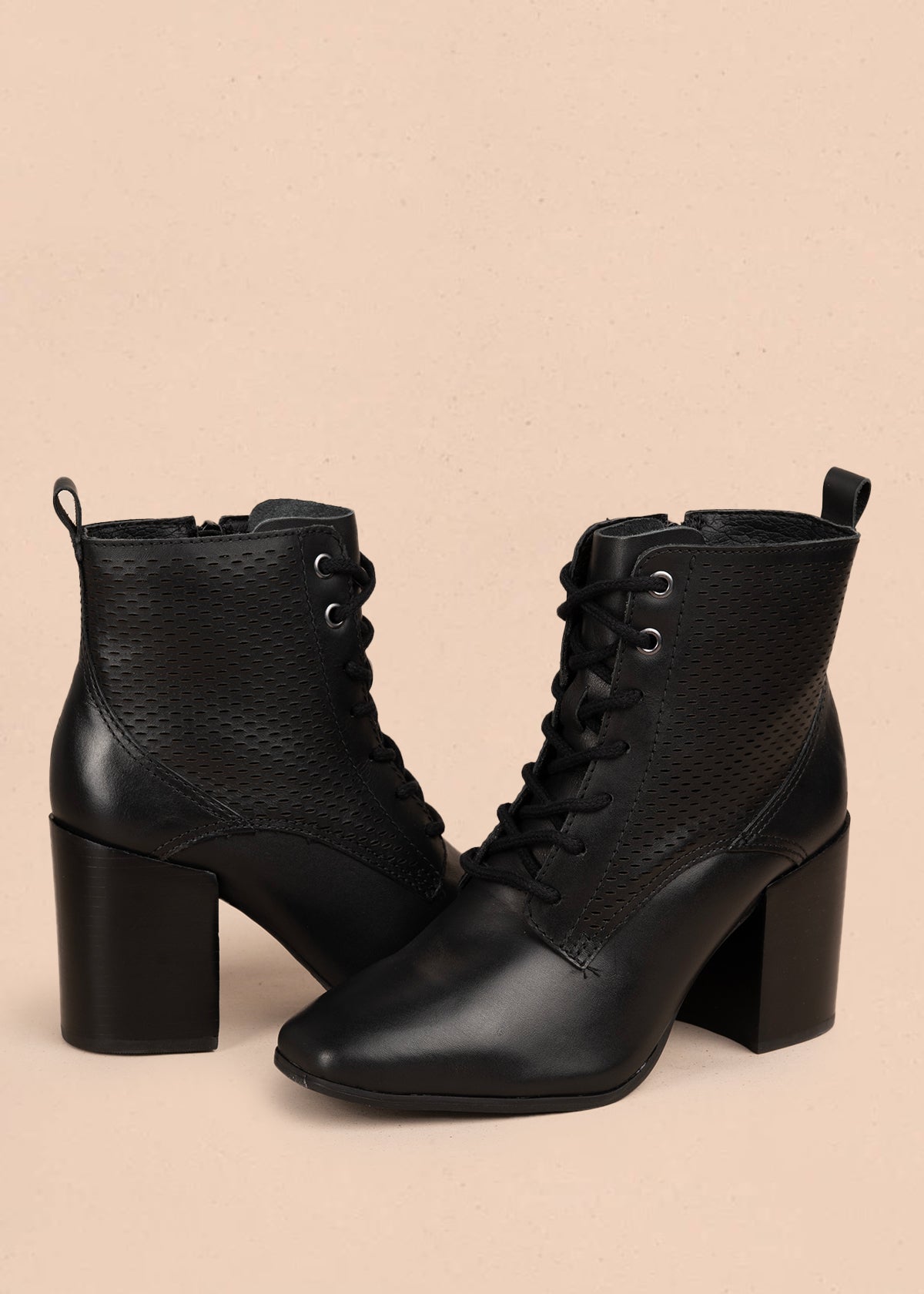 Bota en cuero color negro con tacón alto y diseño troquelado 105946