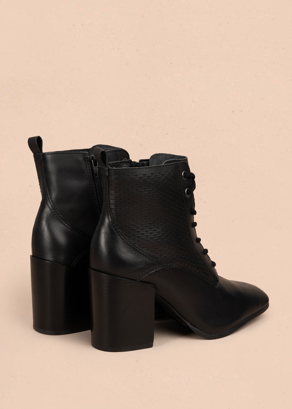 Bota en cuero color negro con tacón alto y diseño troquelado 105946