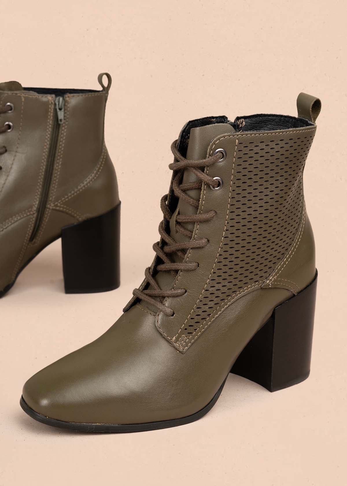 Bota en cuero color verde con tacón alto y diseño troquelado 105946