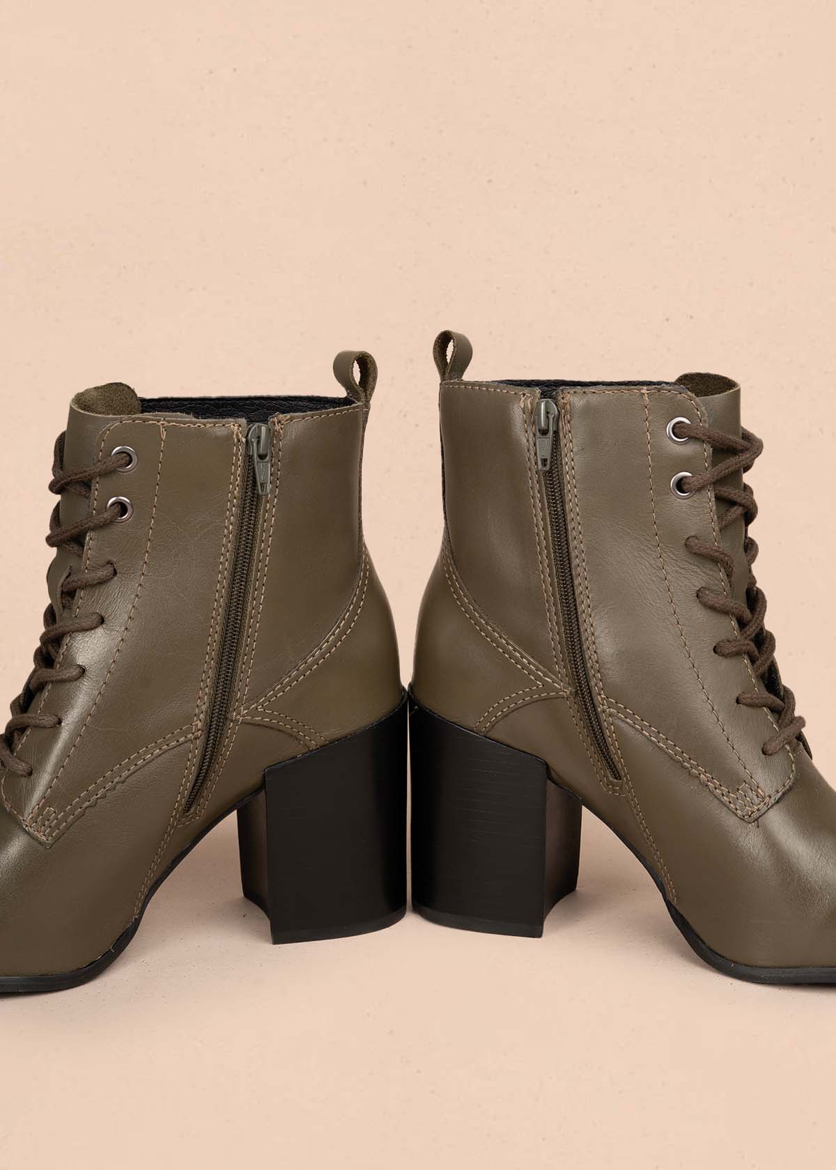 Bota en cuero color verde con tacón alto y diseño troquelado 105946