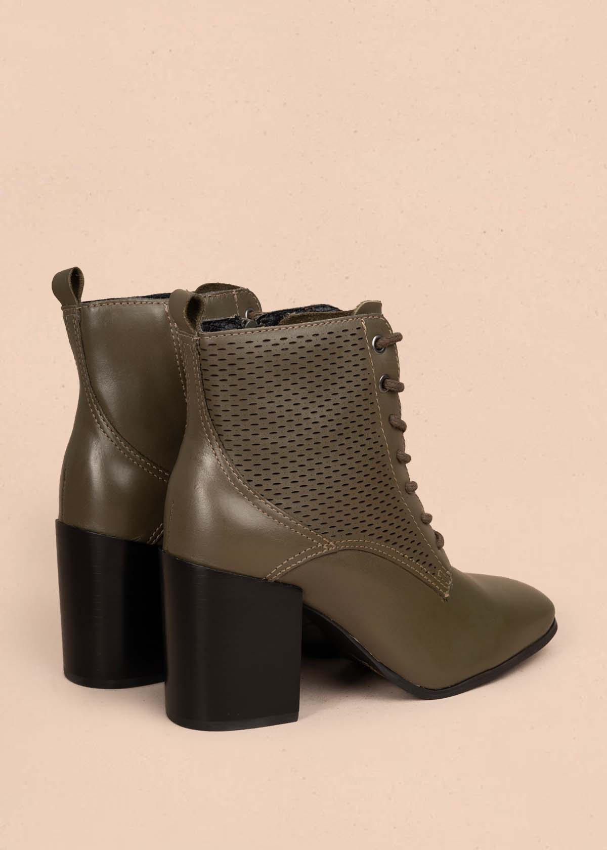 Bota en cuero color verde con tacón alto y diseño troquelado 105946