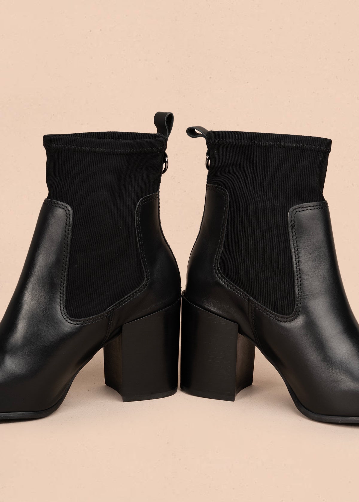 Bota en cuero color negro con diseño tipo calcetín y tacón alto 105947