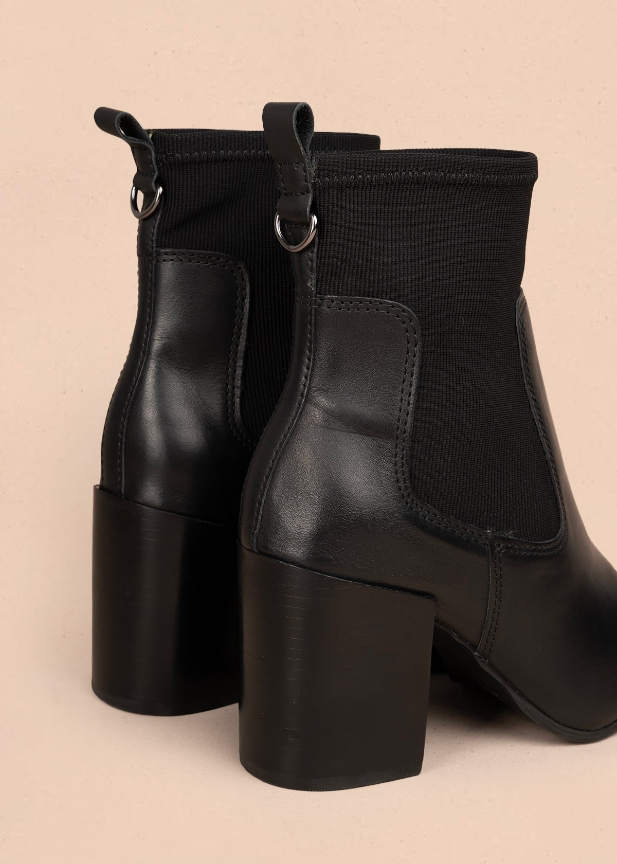 Bota en cuero color negro con diseño tipo calcetín y tacón alto 105947