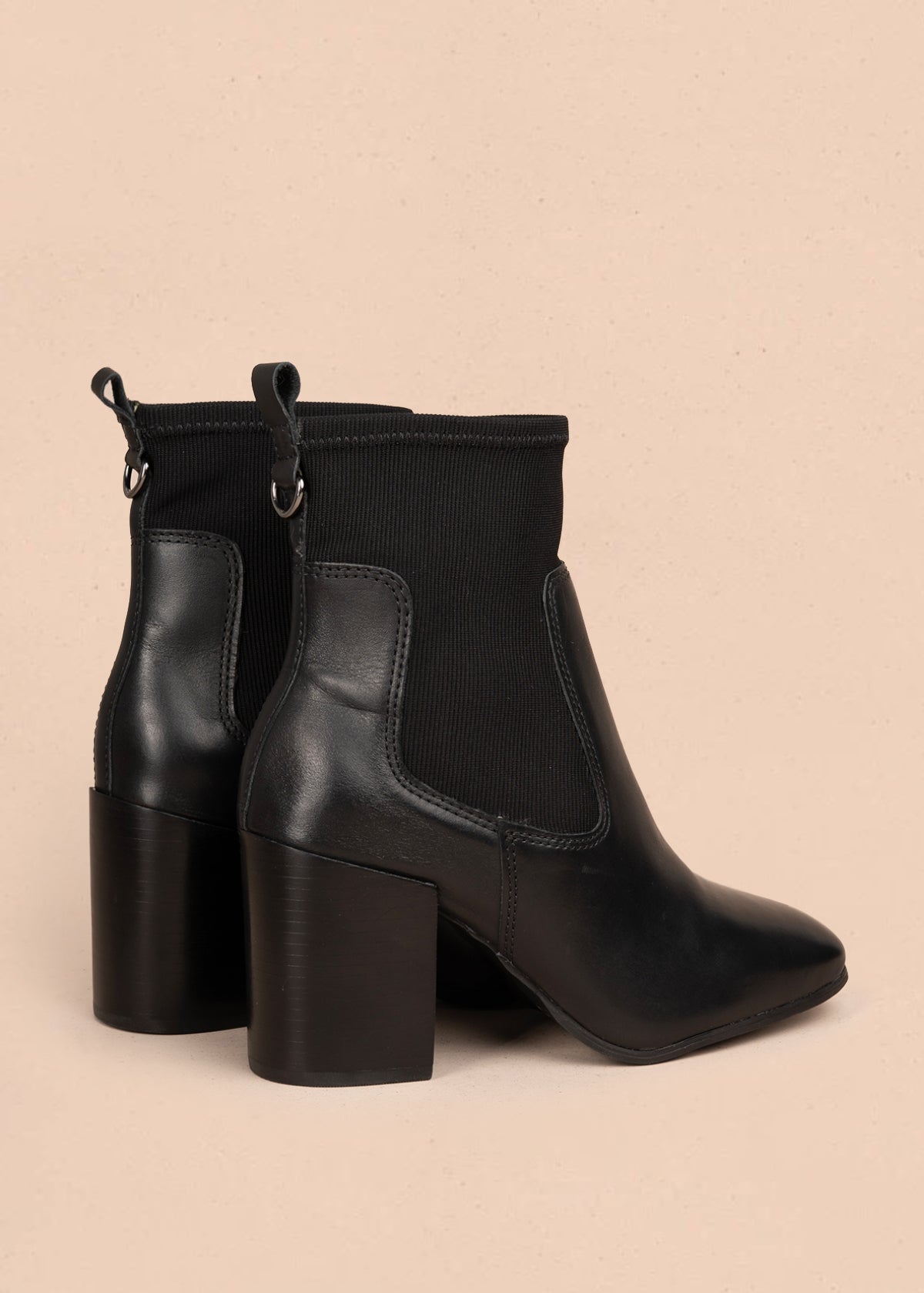 Bota en cuero color negro con diseño tipo calcetín y tacón alto 105947
