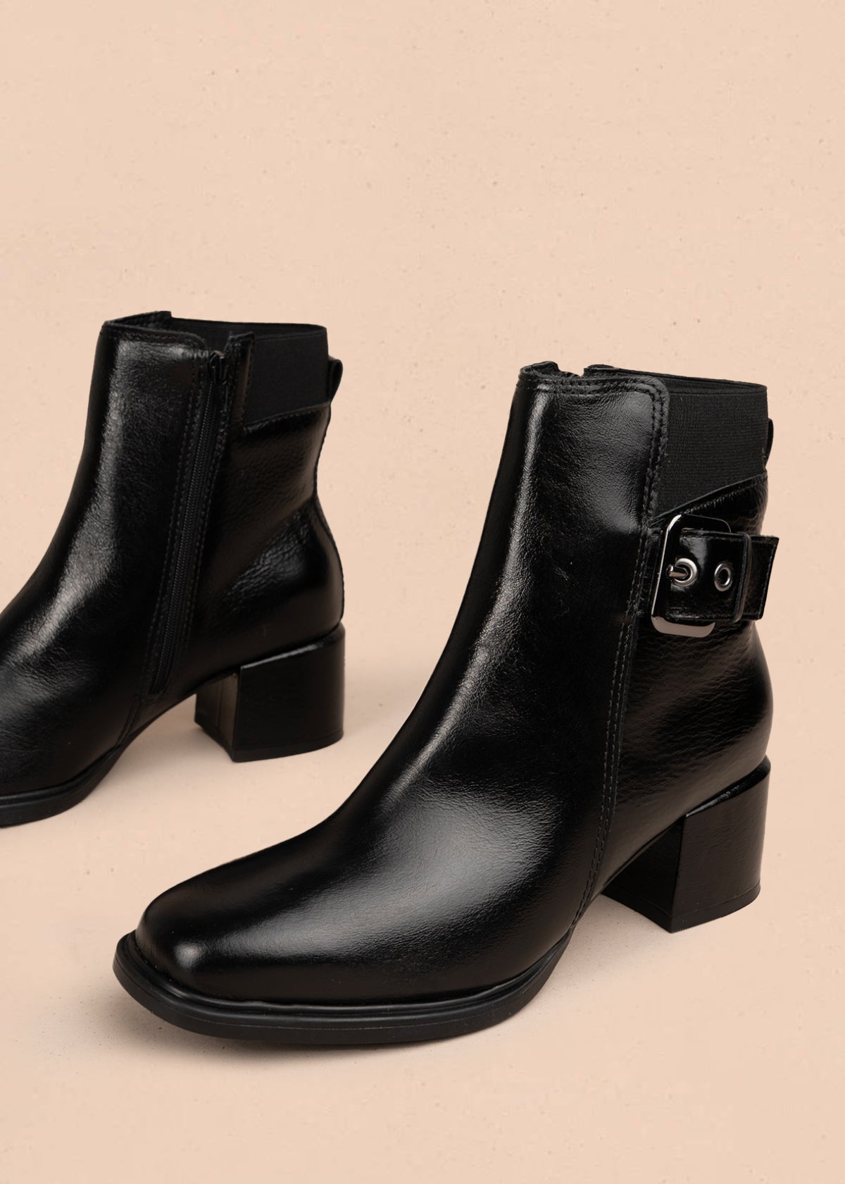Bota en cuero color negro con acabado brillante y hebilla decorativa 105948