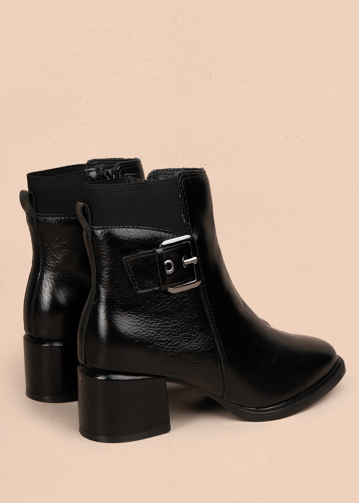 Bota en cuero color negro con acabado brillante y hebilla decorativa 105948