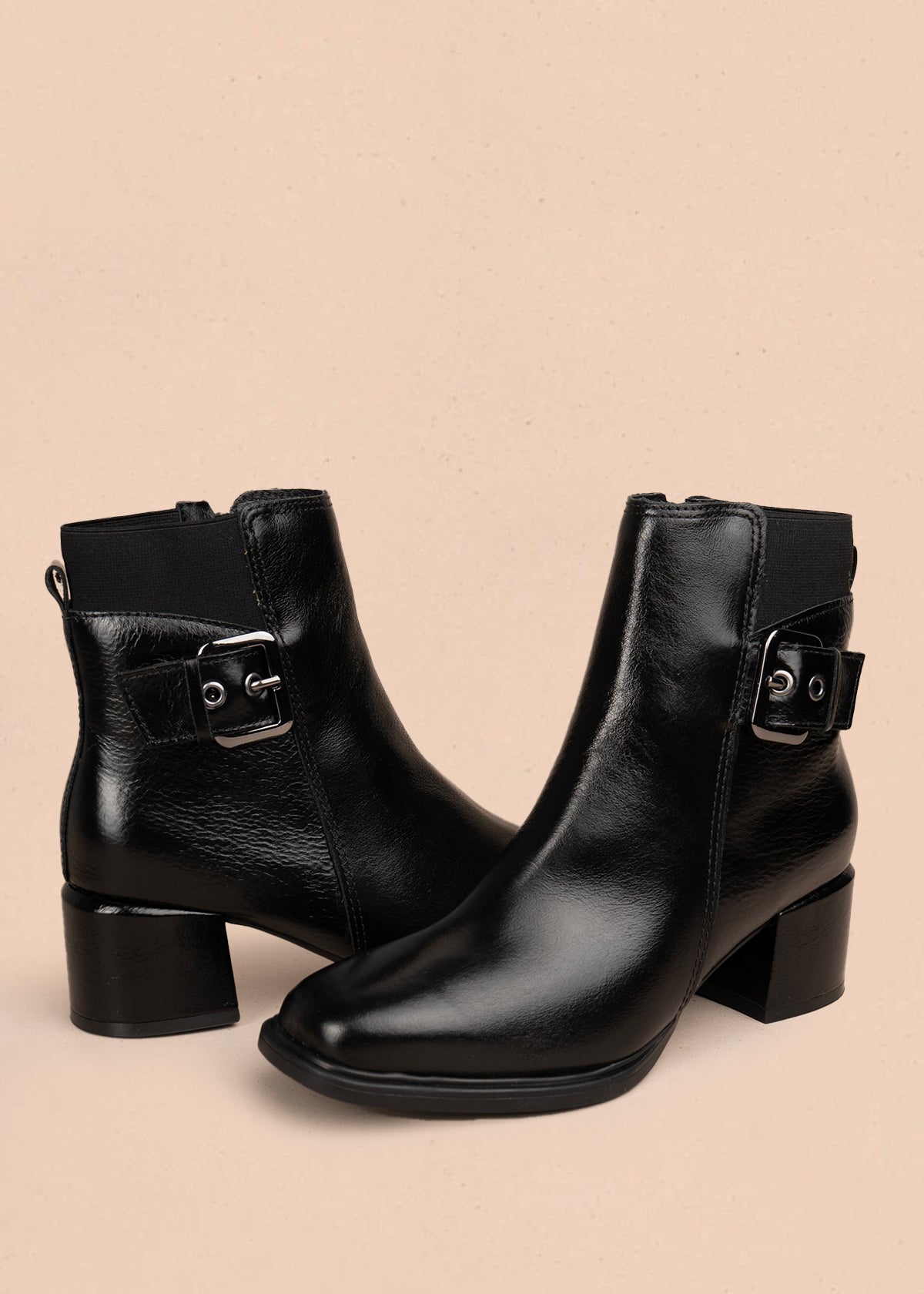 Bota en cuero color negro con acabado brillante y hebilla decorativa 105948