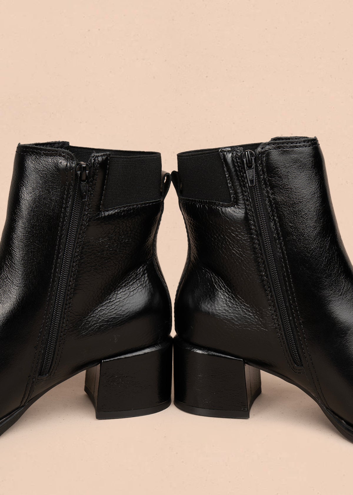 Bota en cuero color negro con acabado brillante y hebilla decorativa 105948