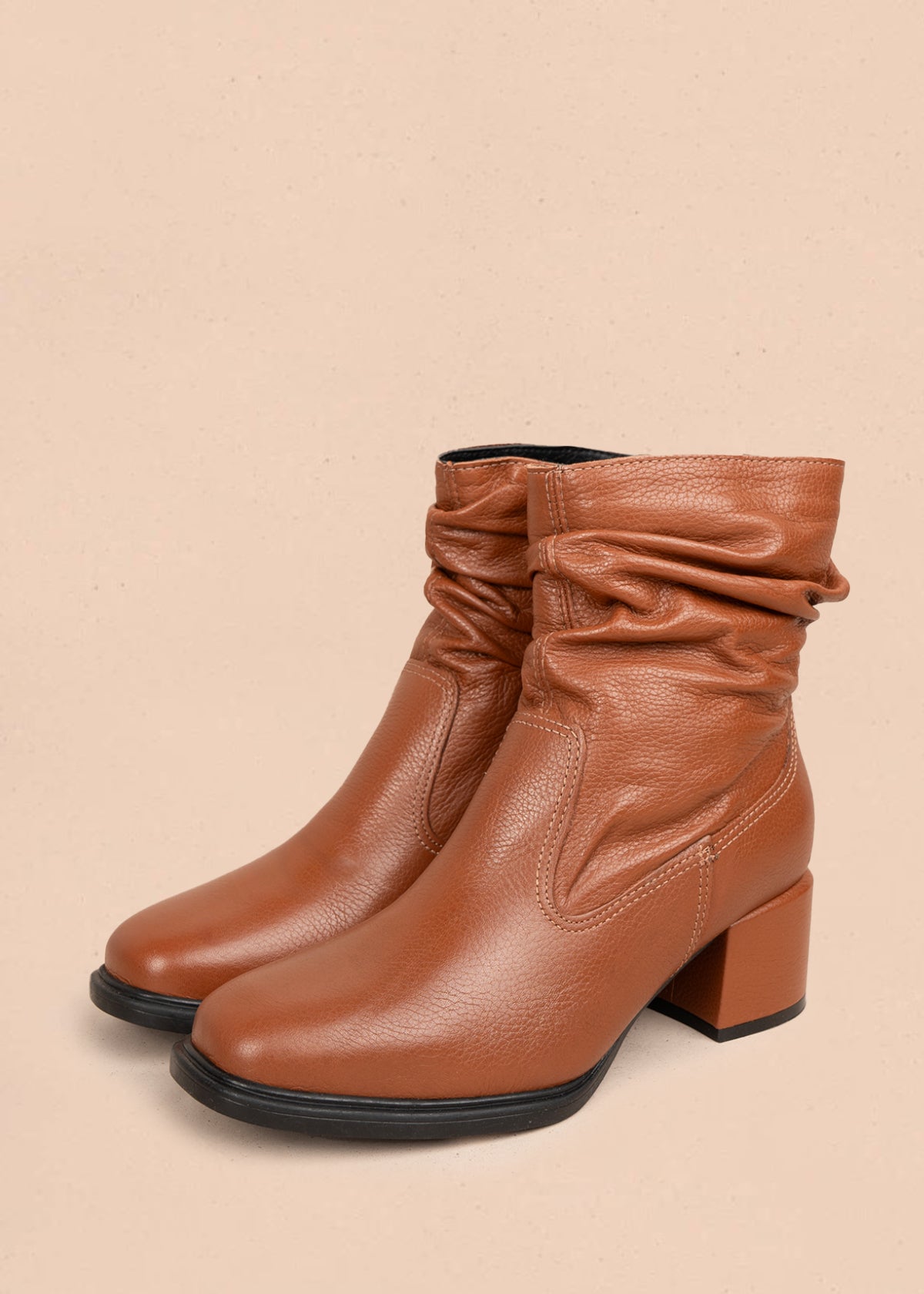 Bota en cuero color miel con estilo arrugado en la parte superior y acabado liso 105949
