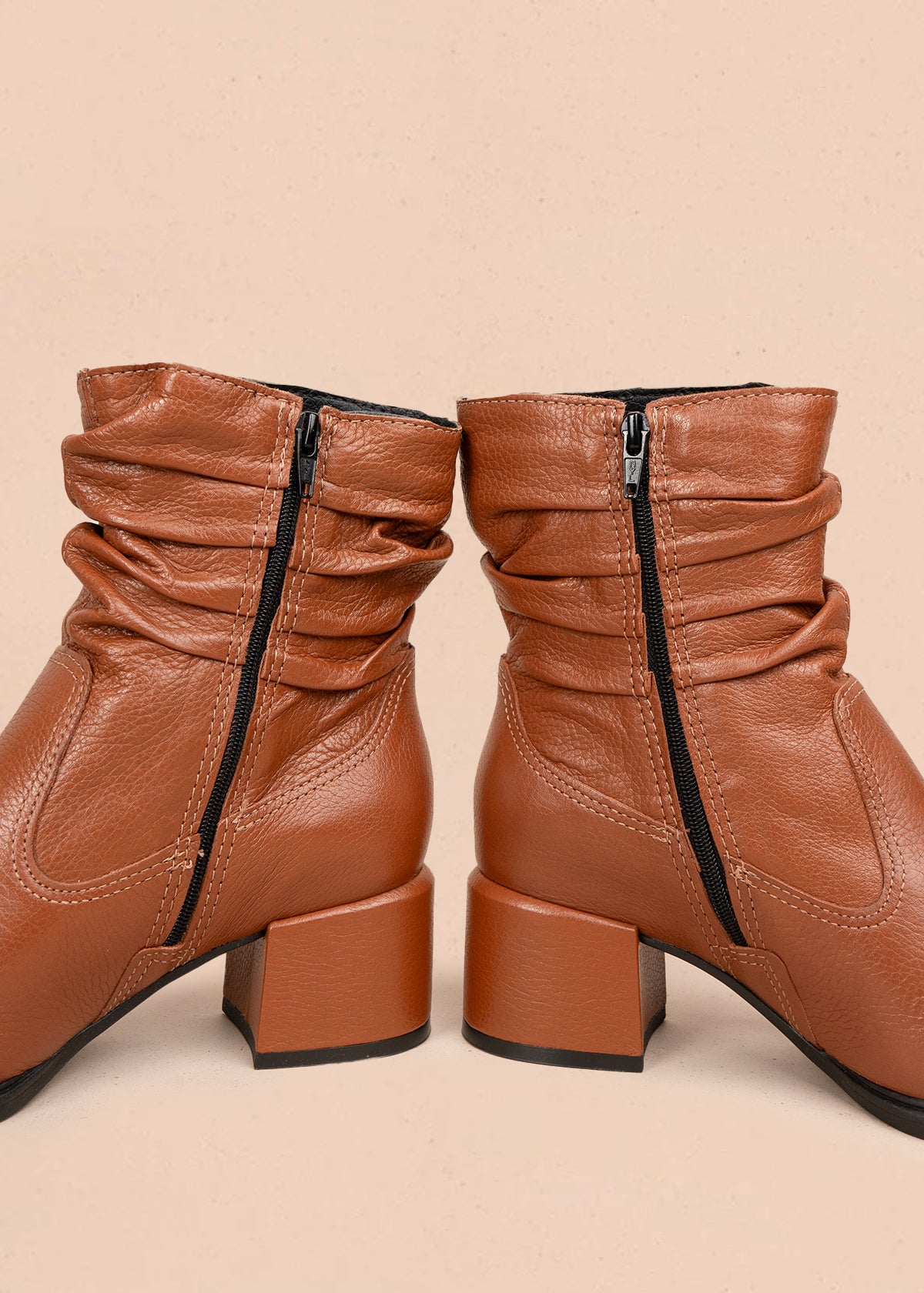 Bota en cuero color miel con estilo arrugado en la parte superior y acabado liso 105949
