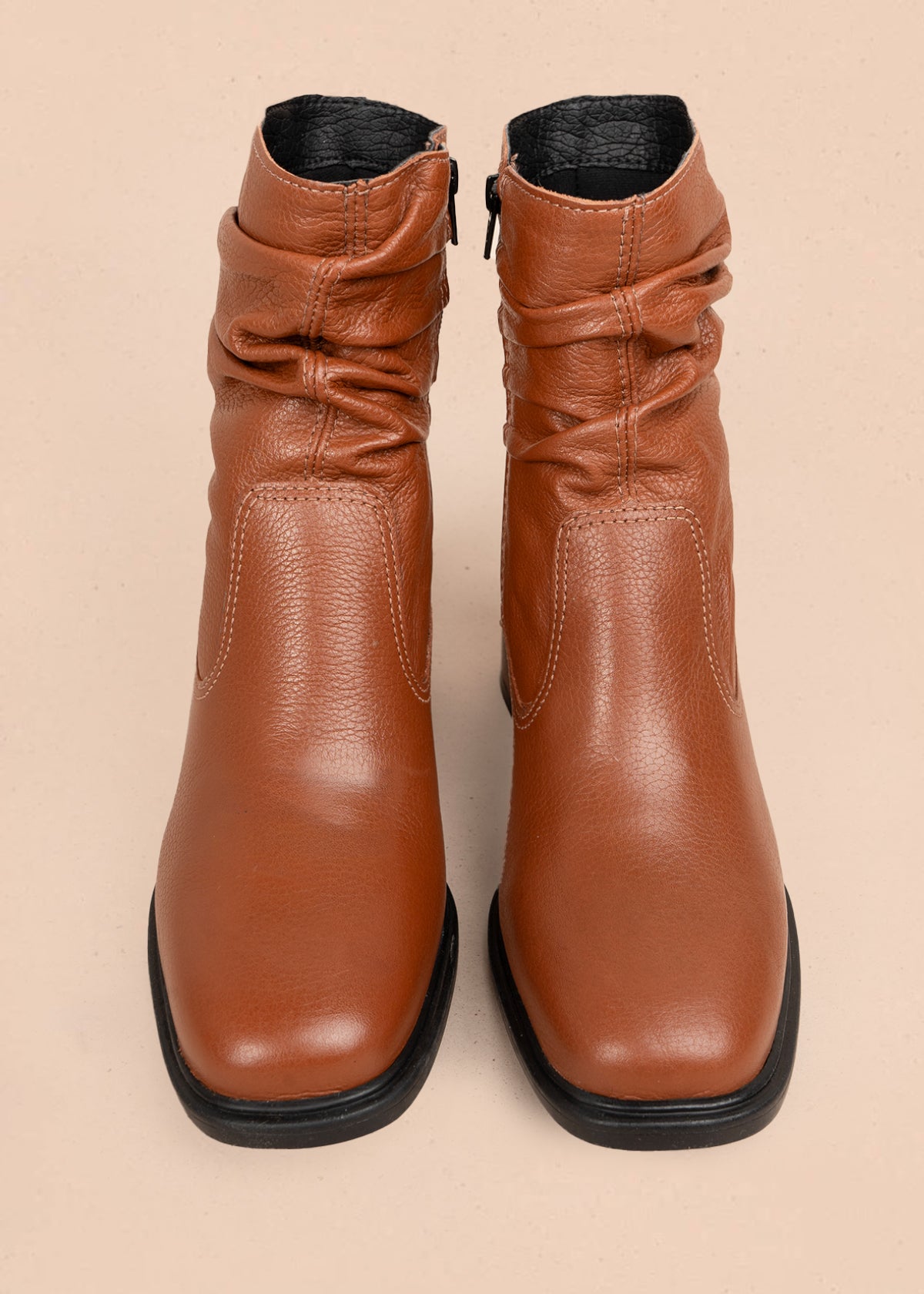 Bota en cuero color miel con estilo arrugado en la parte superior y acabado liso 105949