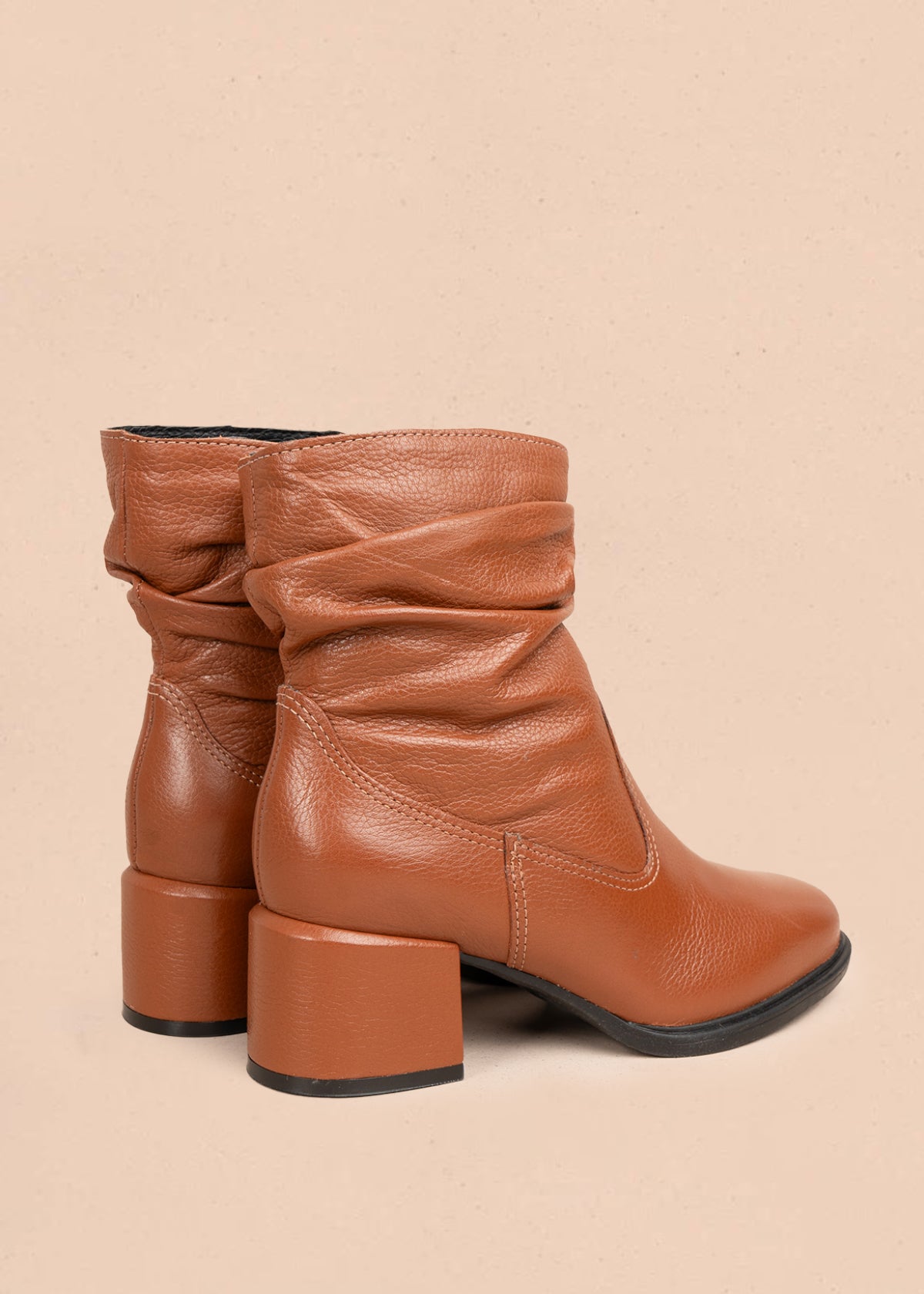 Bota en cuero color miel con estilo arrugado en la parte superior y acabado liso 105949