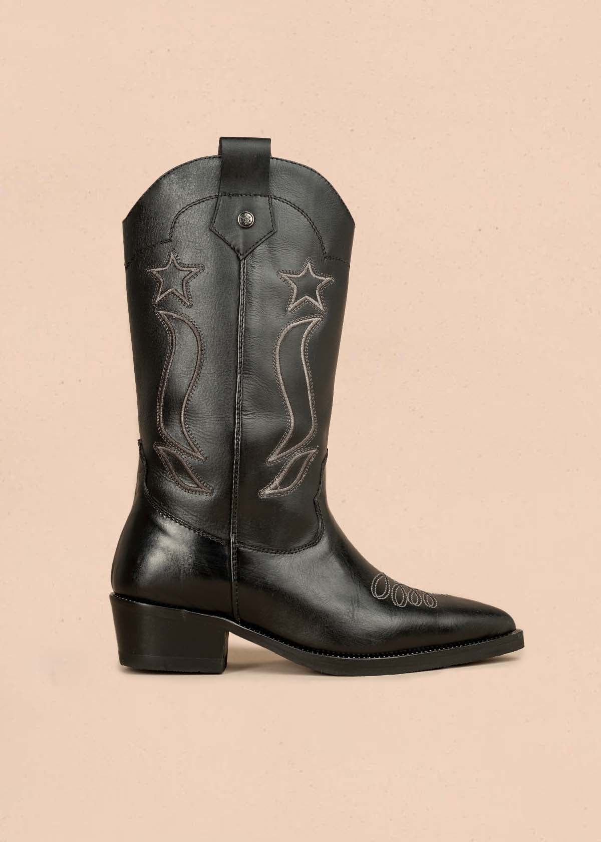 Bota texana en cuero color negro con bordado de estrellas y líneas curvas 105950