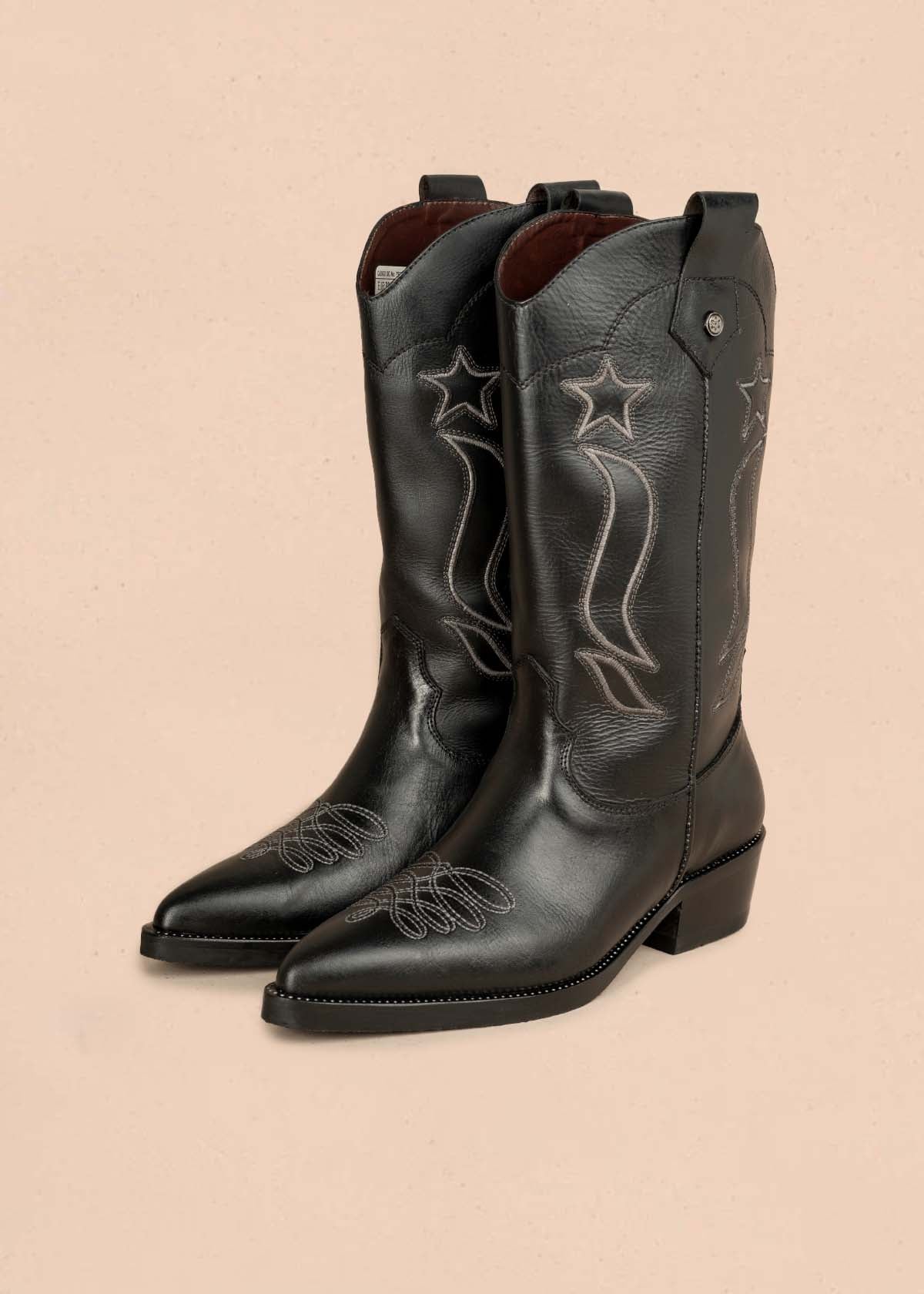 Bota texana en cuero color negro con bordado de estrellas y líneas curvas 105950