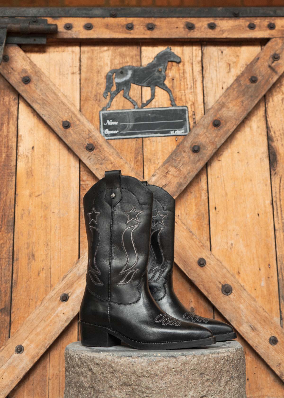 Bota texana en cuero color negro con bordado de estrellas y líneas curvas 105950