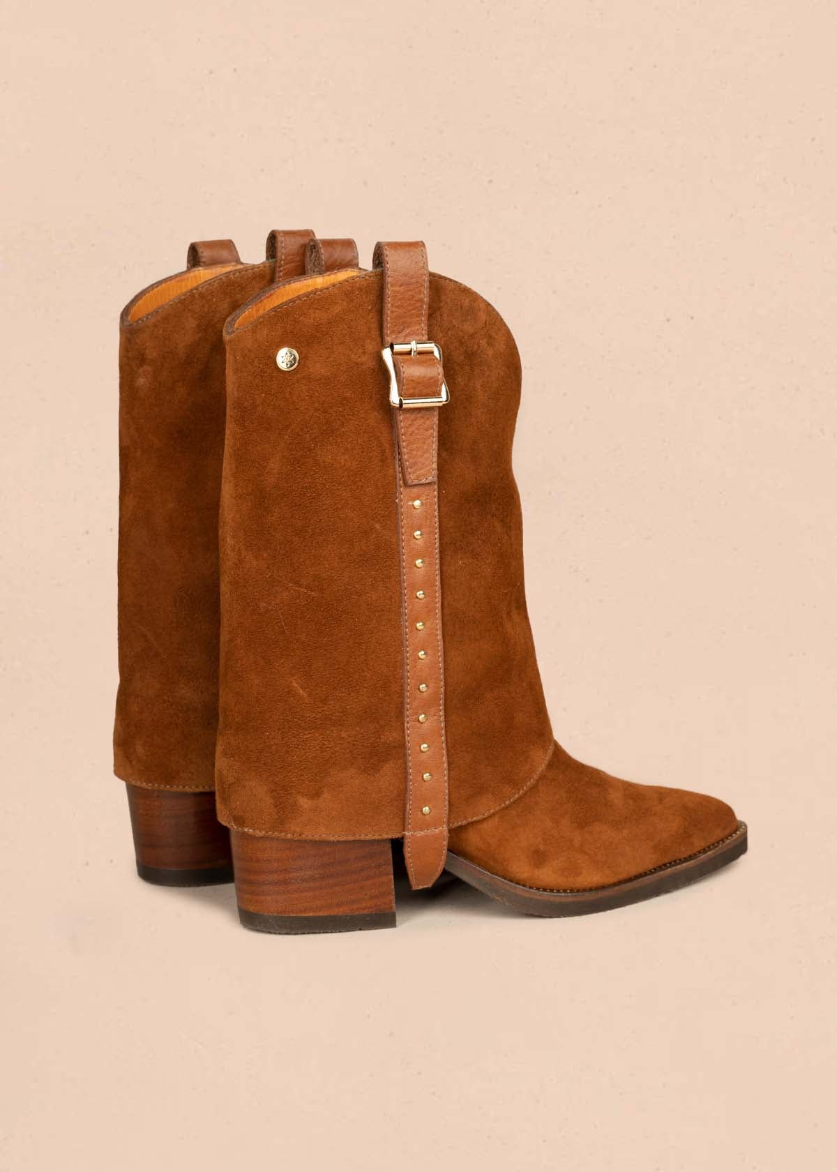 Bota en cuero color miel con hebilla y taches decorativos 105951