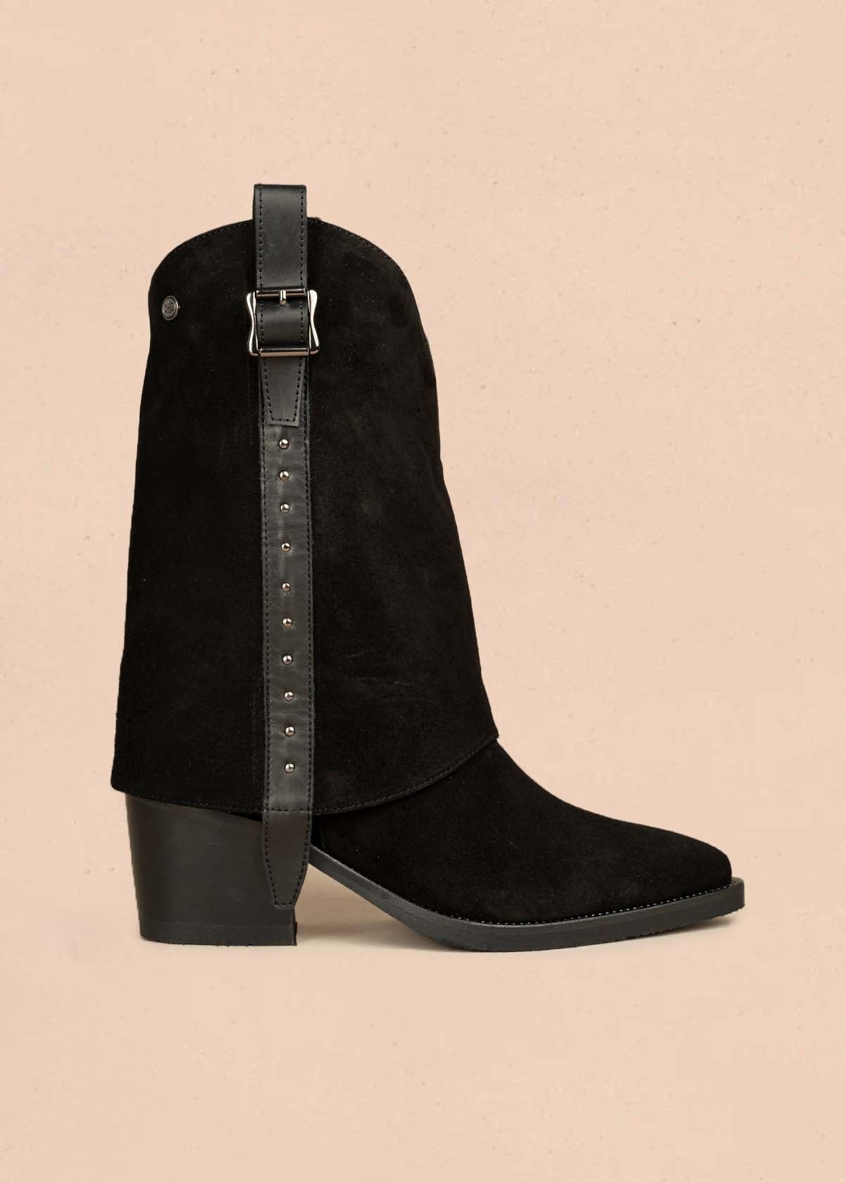 Bota en cuero color negro con hebilla y taches decorativos 105951