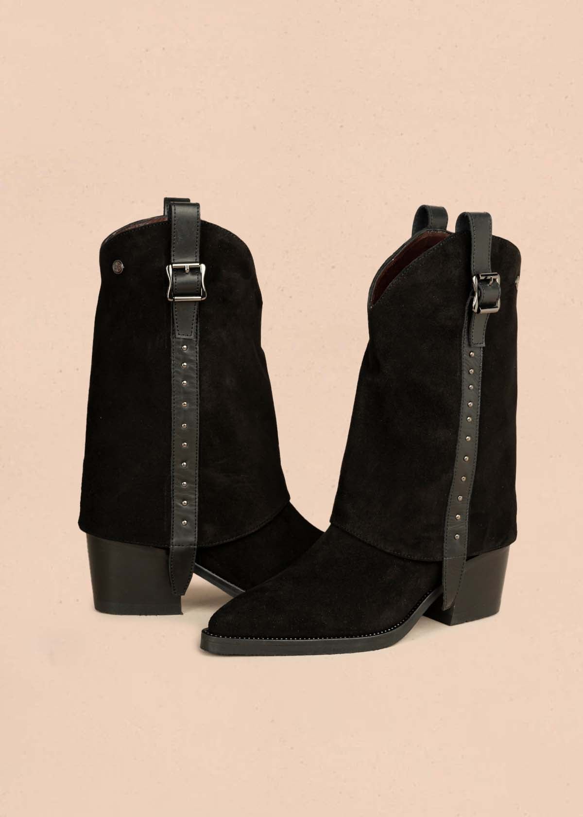 Bota en cuero color negro con hebilla y taches decorativos 105951