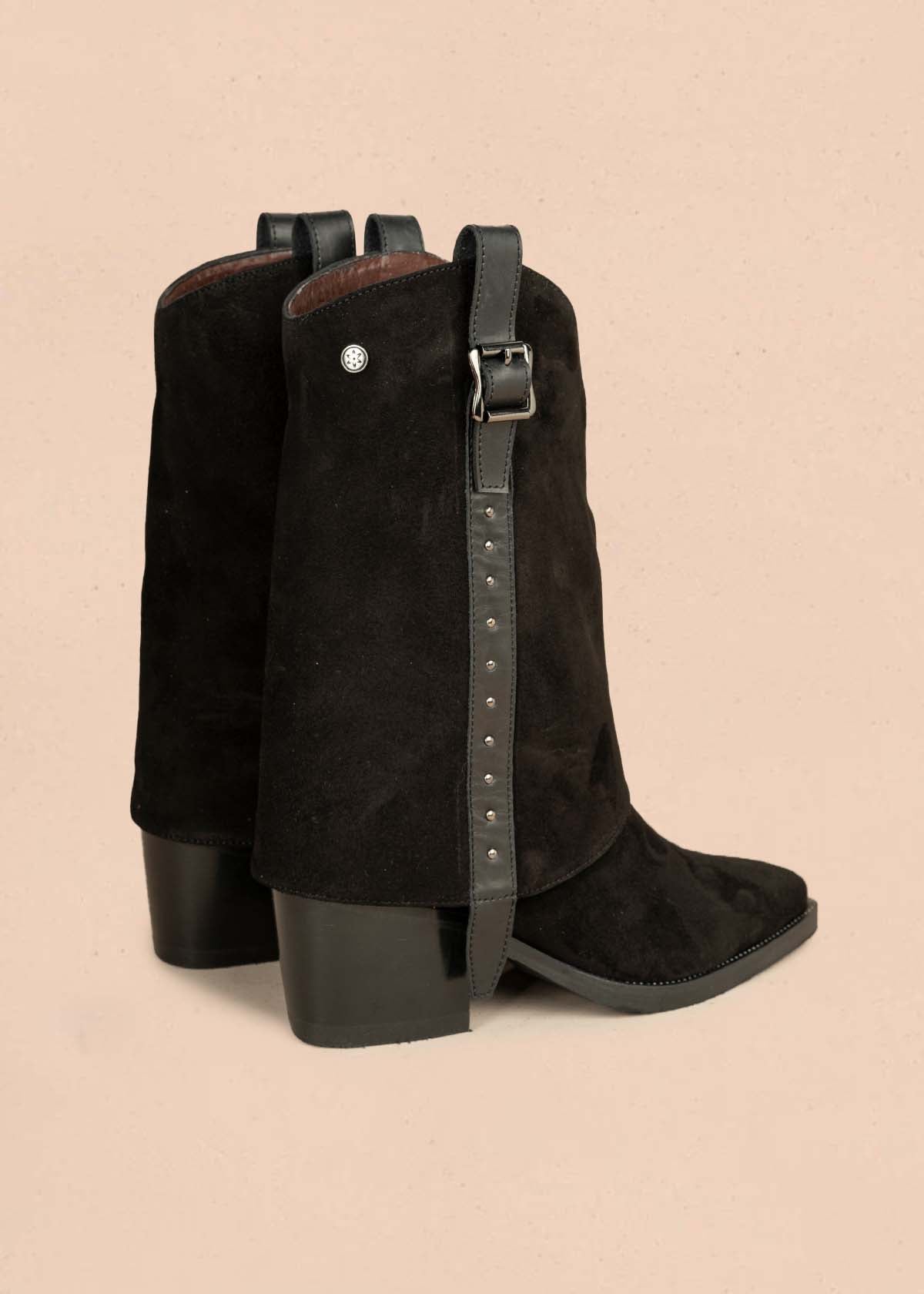 Bota en cuero color negro con hebilla y taches decorativos 105951