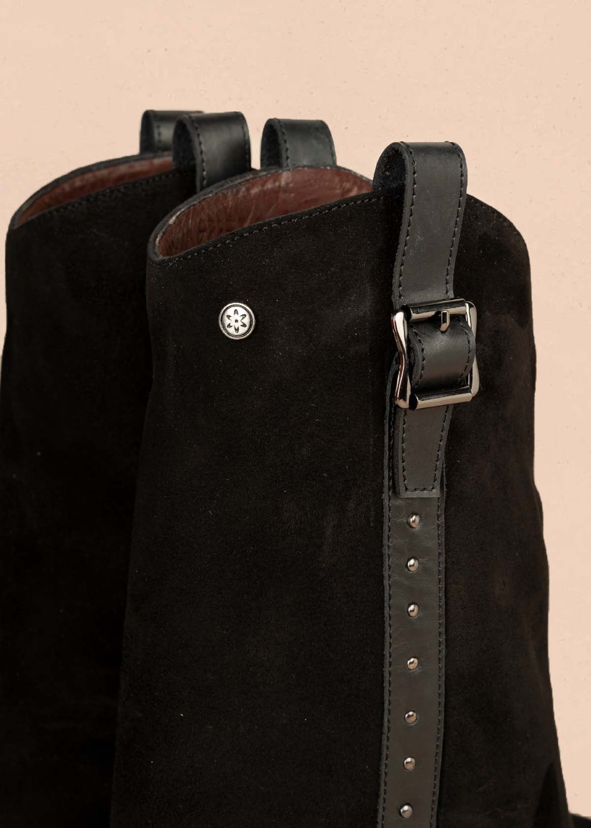 Bota en cuero color negro con hebilla y taches decorativos 105951