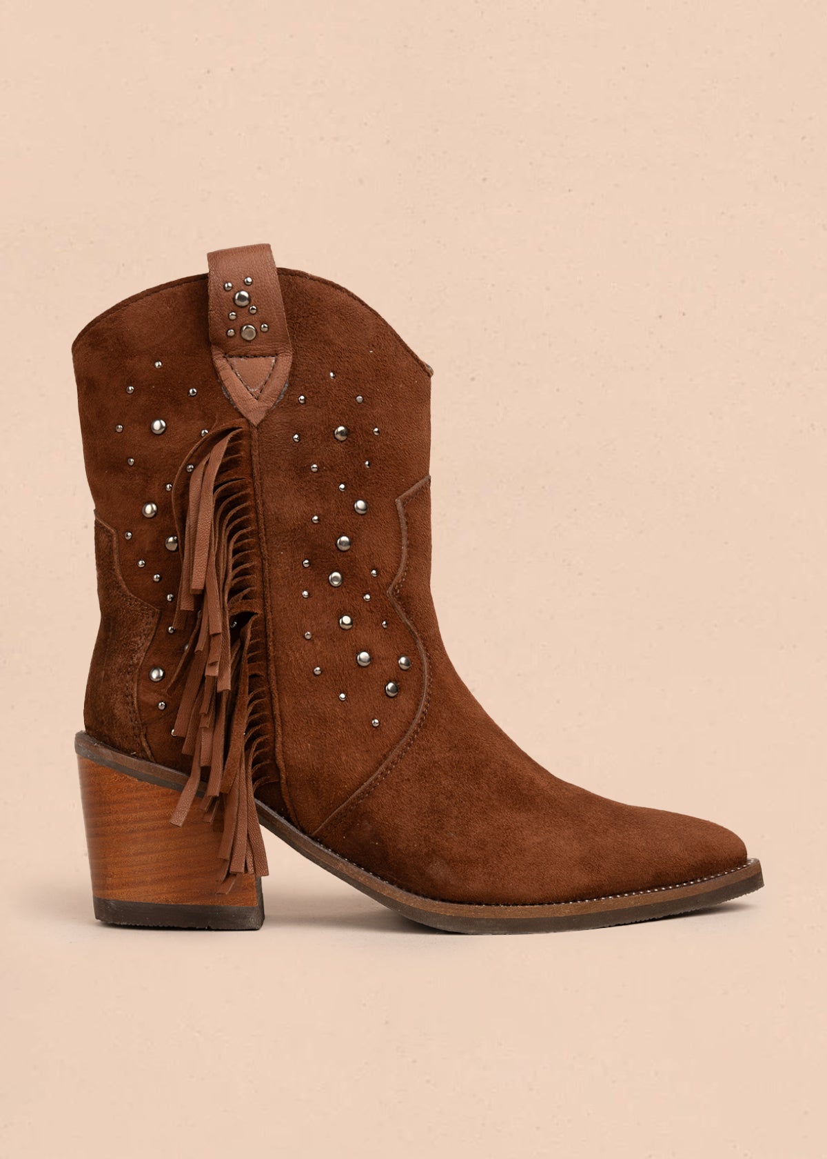 Botas en cuero color café con flecos y taches decorativos 105952
