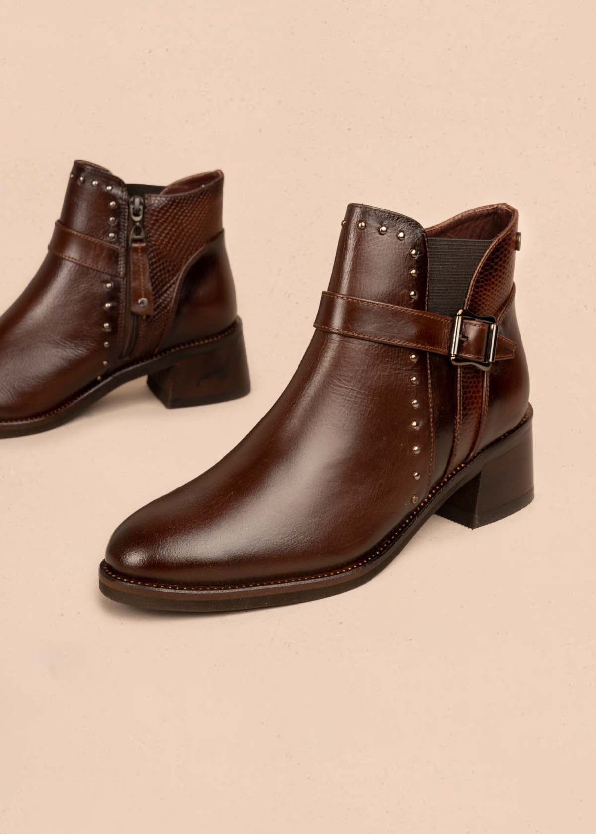 Botín en cuero color café con taches en los laterales y hebilla decorativa 105953