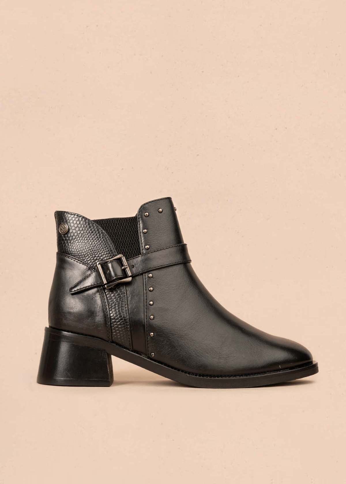 Botín en cuero color negro con taches en los laterales y hebilla decorativa 105953